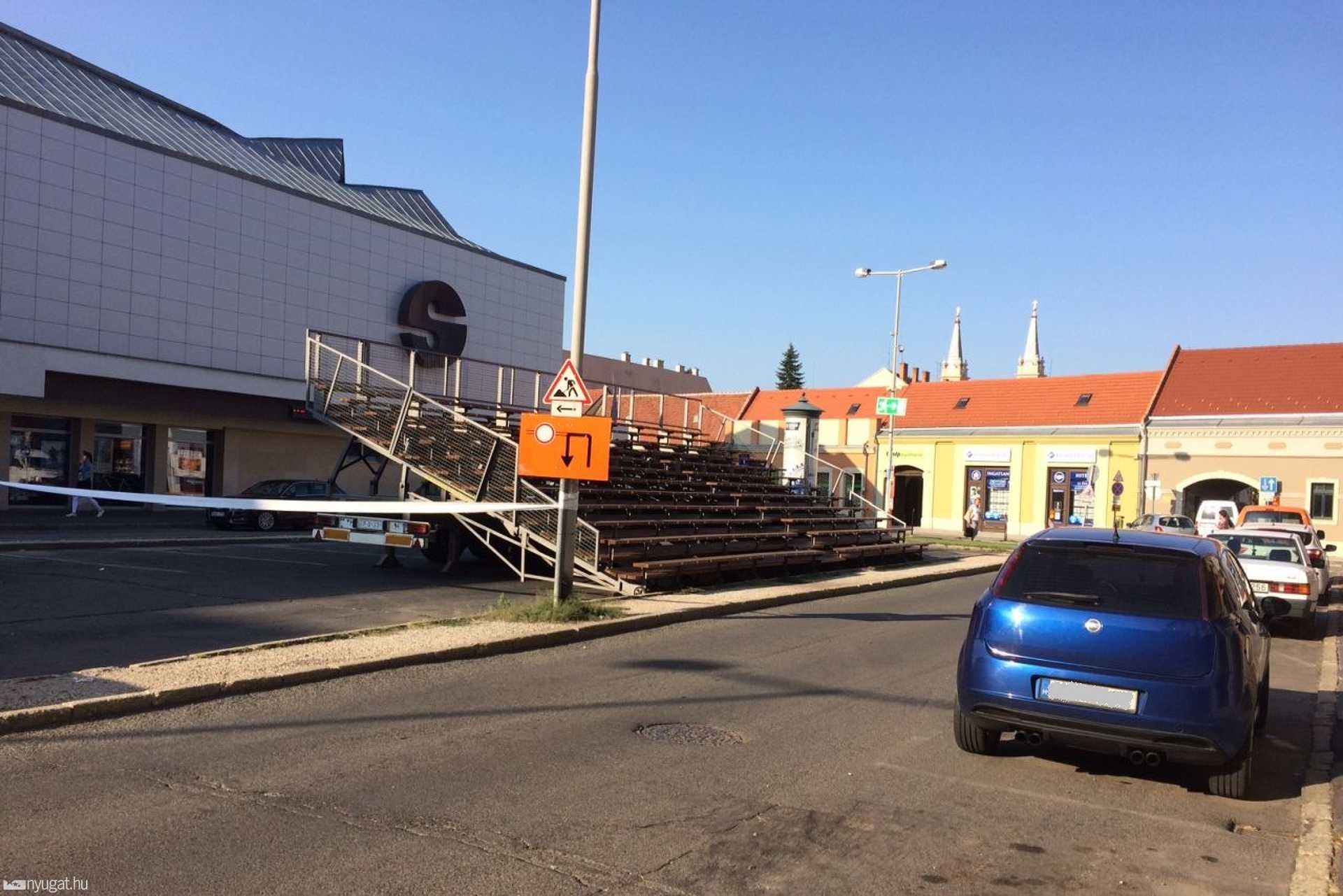 Lelátó a mozi mellett