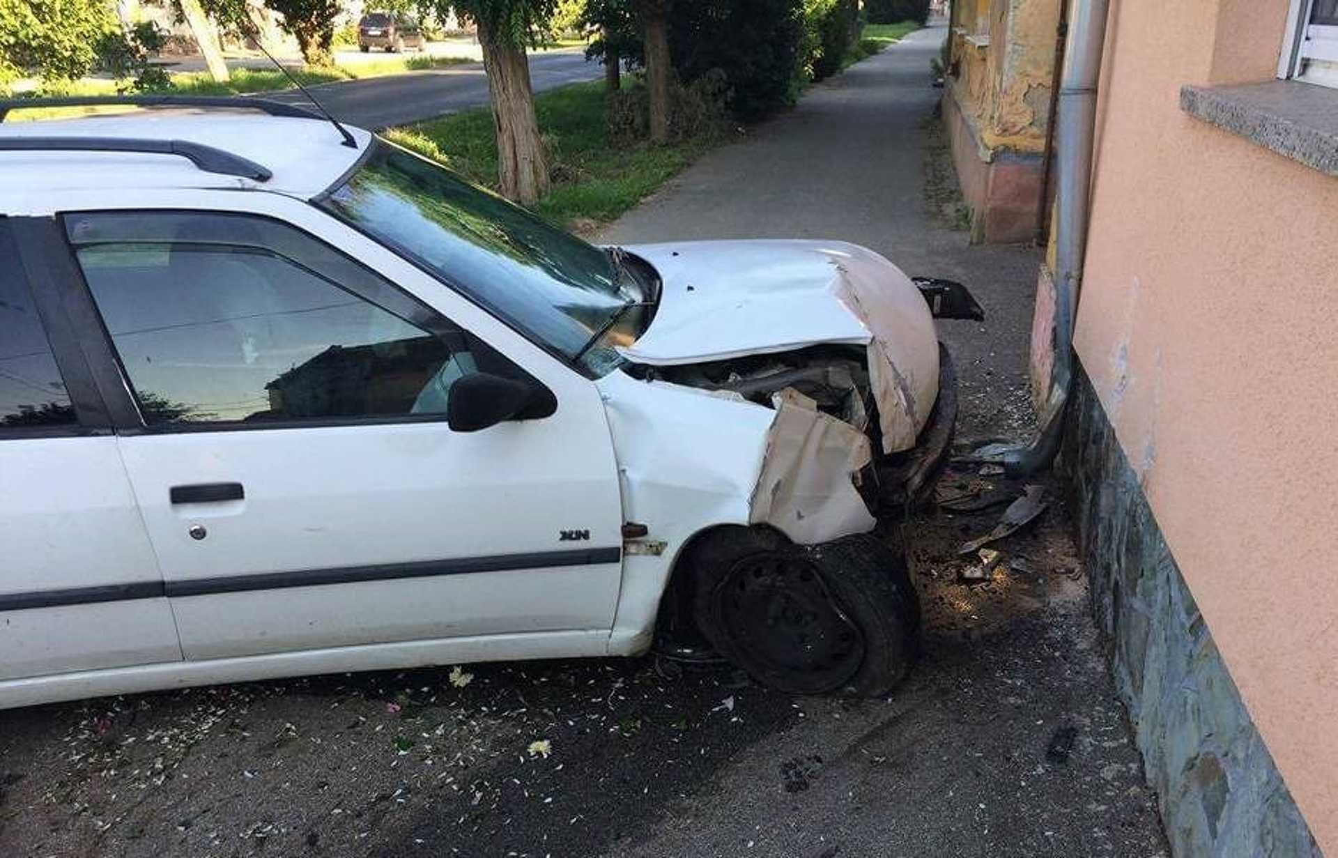Villanyoszlopnak, majd házfalnak ütközött egy autó Szakonyban
