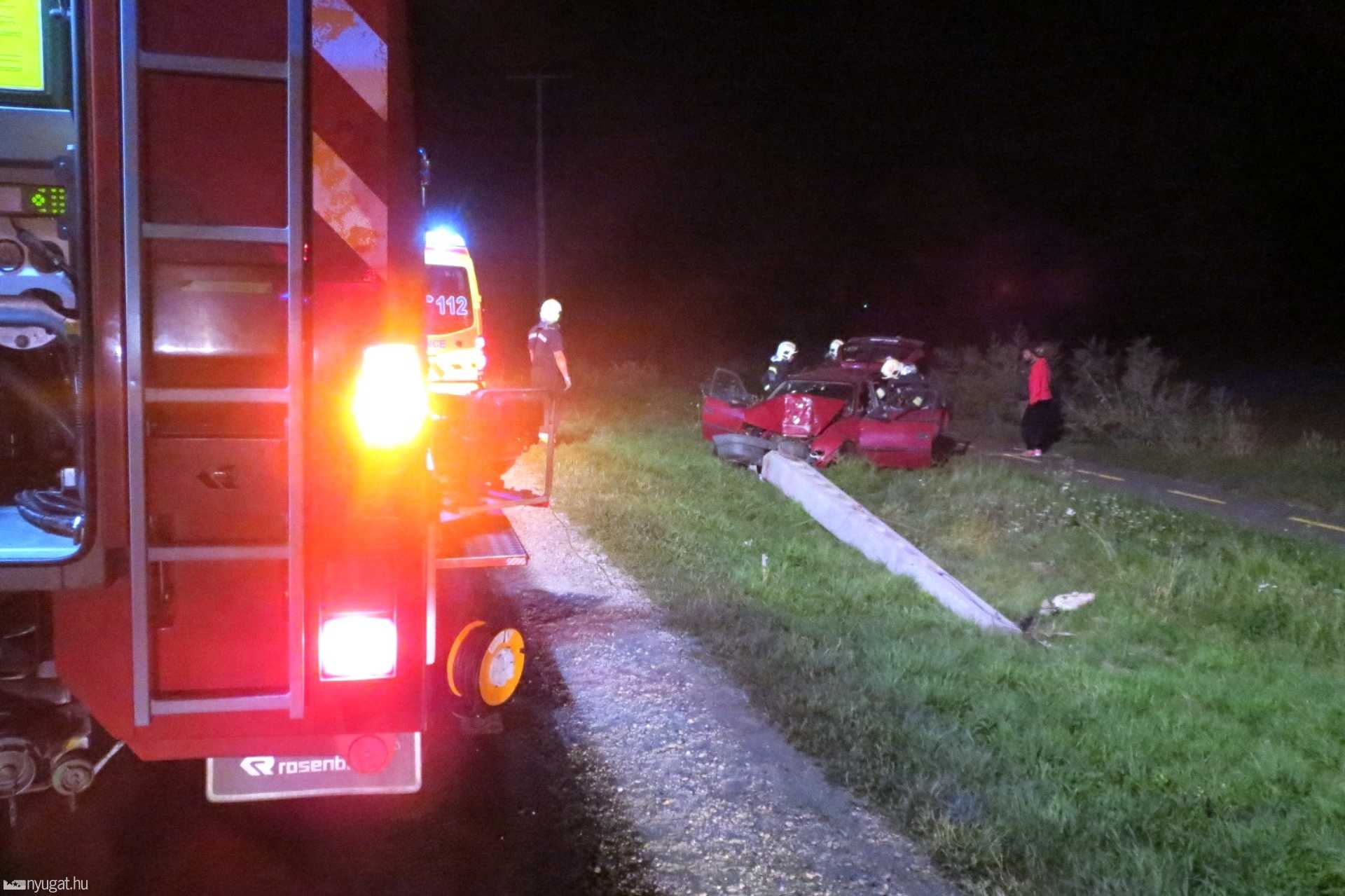 Villanyoszlopnak csapódott egy személyautó a 86-os úton, Szombathely mellett