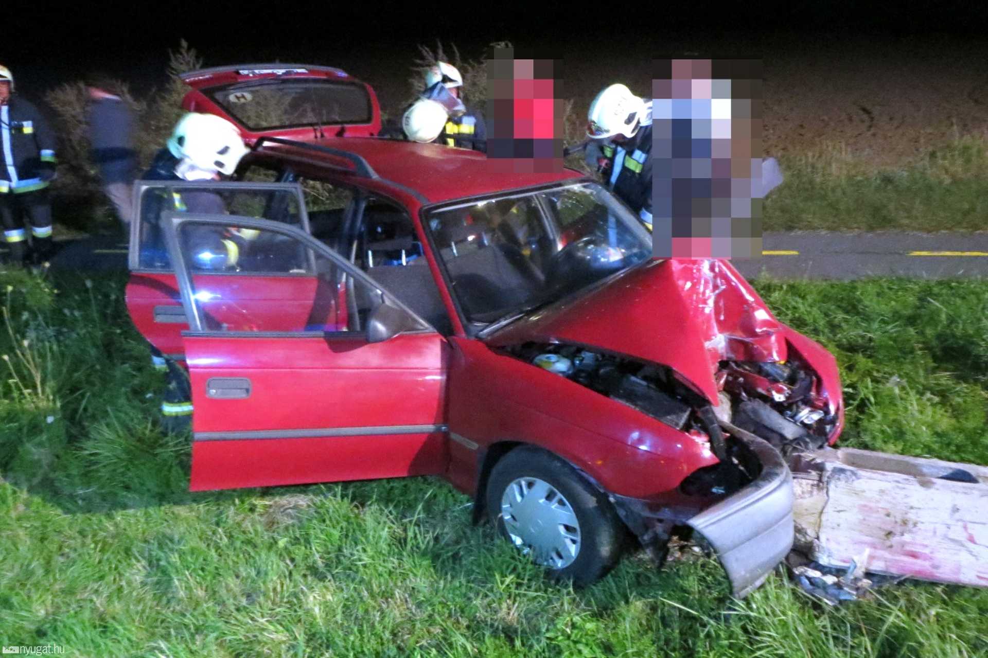 Villanyoszlopnak csapódott egy személyautó a 86-os úton, Szombathely mellett