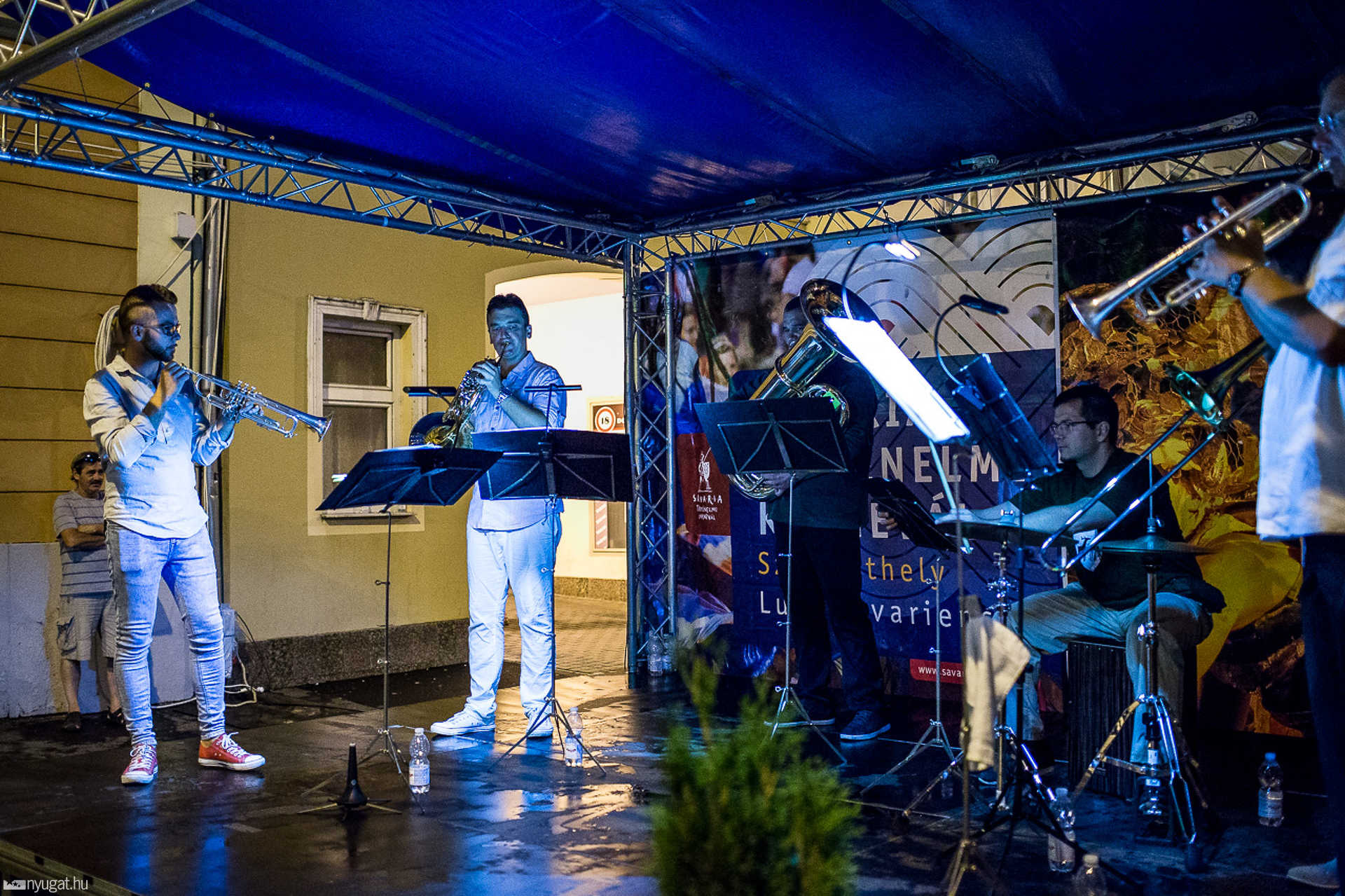 Savaria Rézfúvós Együttes rögtönzött unplugged koncertje a Művészetek utcájában