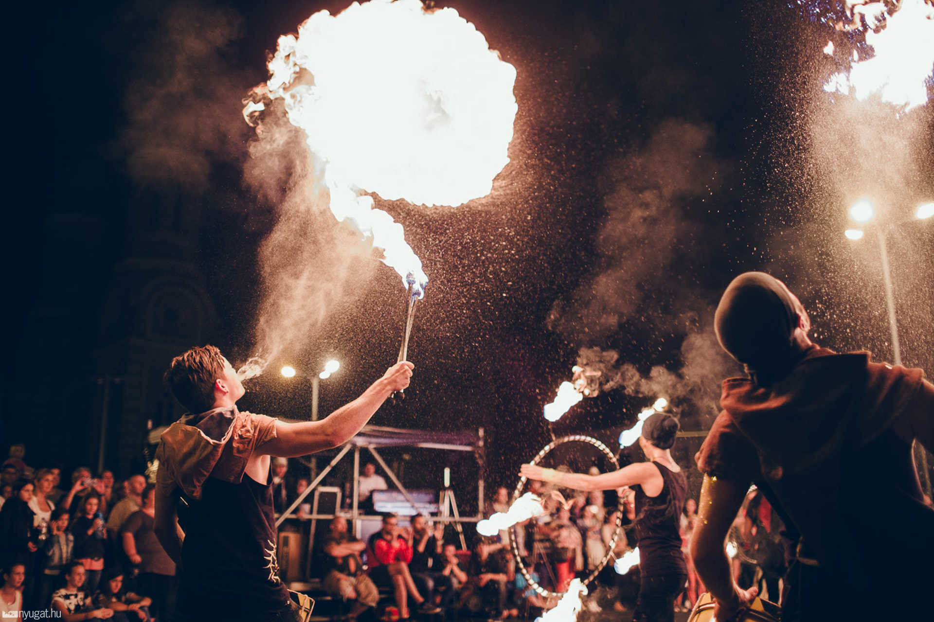 Az Artistica Anam Cara tüzes akrobatikus műsora a Borok utcájában
