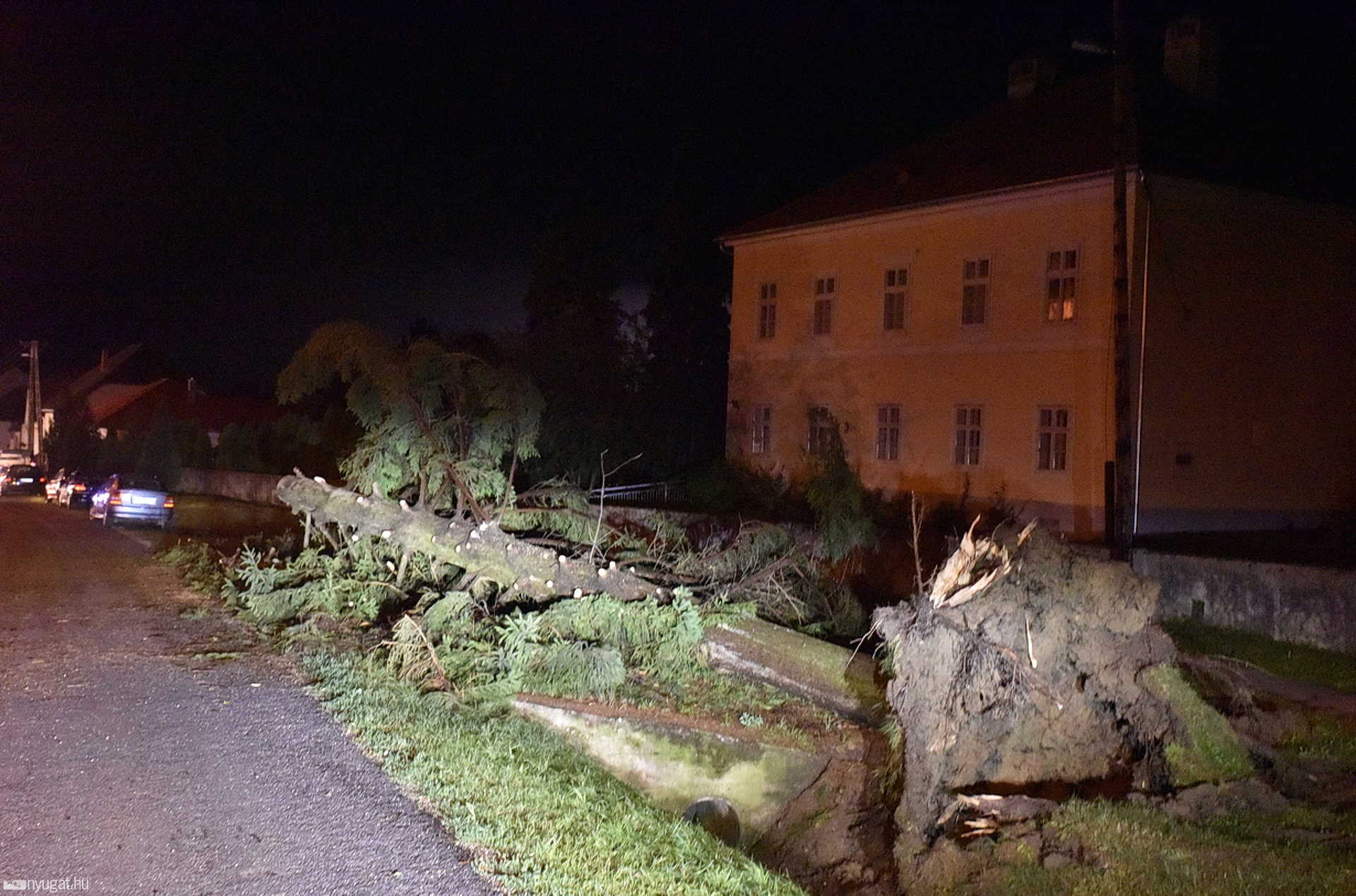 Téglapajta összedőlt, több háztető súlyosan megrongálódott Nardán