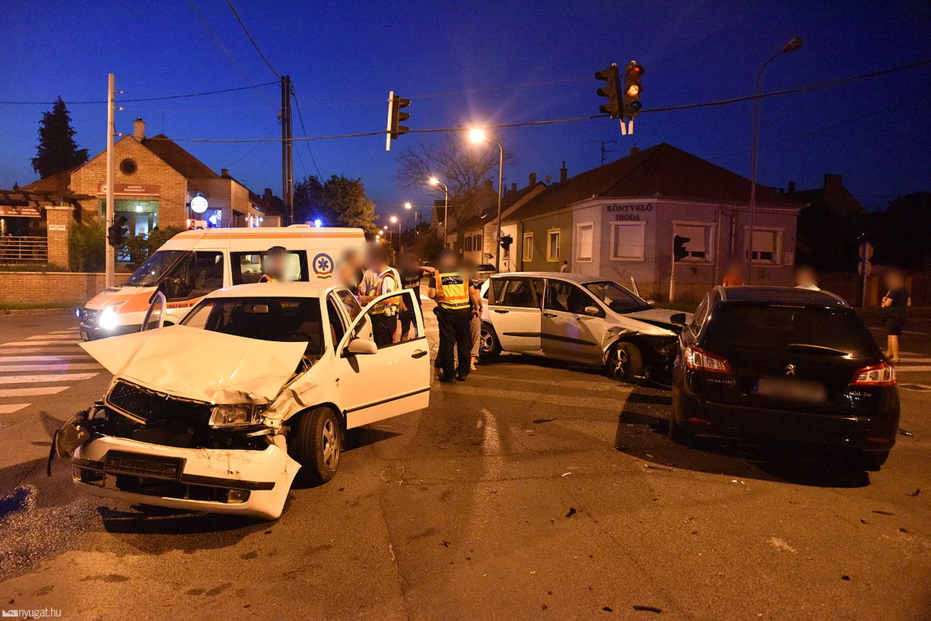 Nem vette észre a Stop-táblát, két autót tört össze a Fiat vezetője