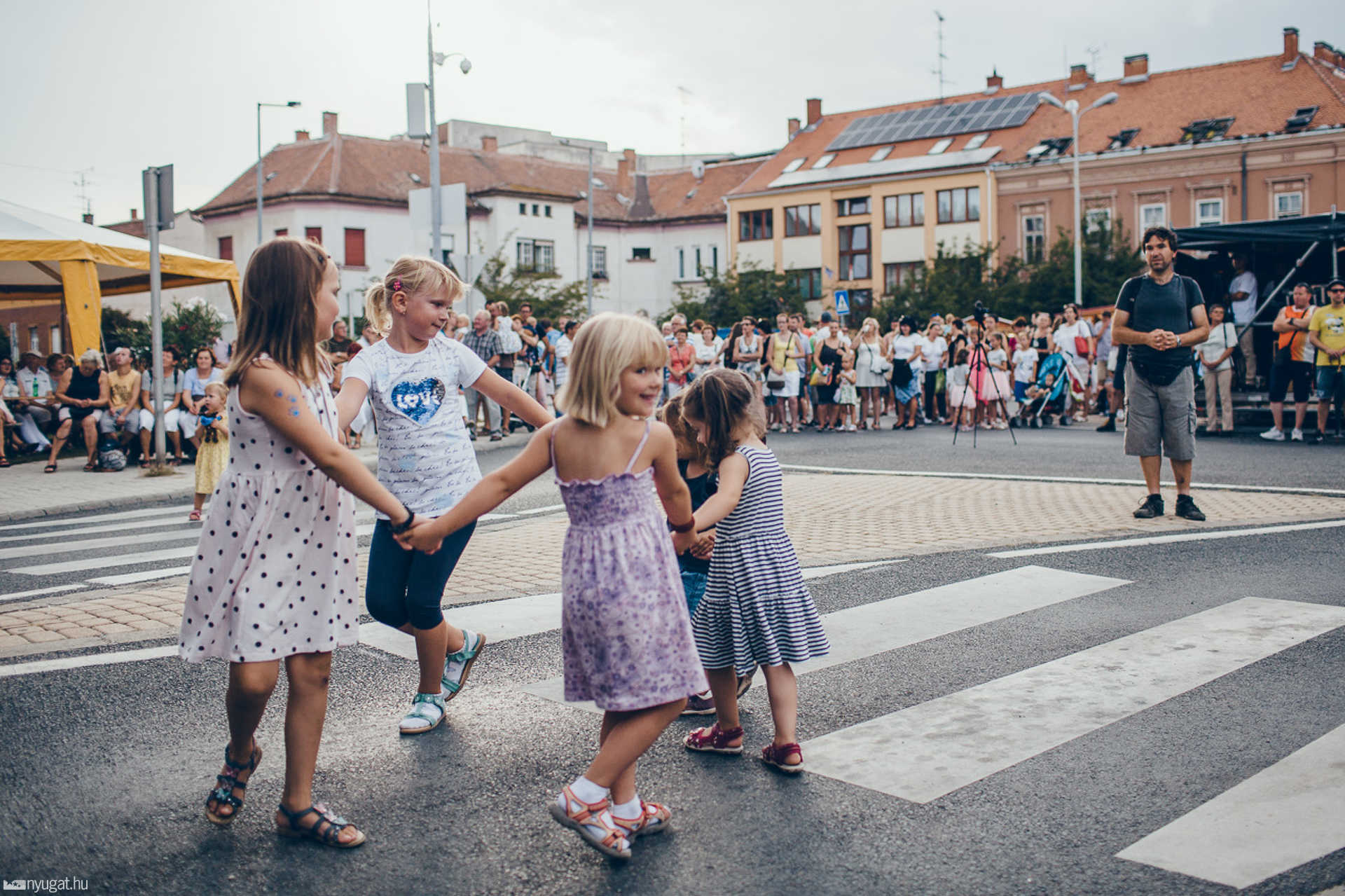 Koprive és Korponay Zsófi koncertje a Borok utcájában