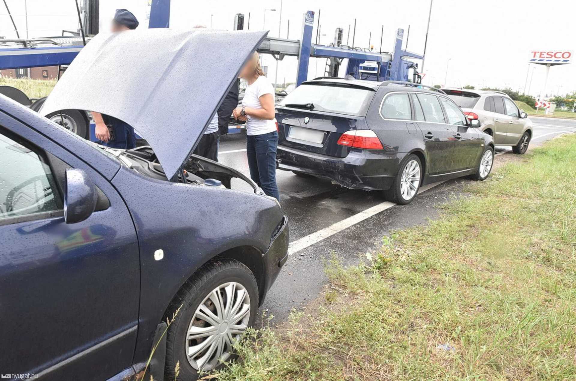 Szlovák és lengyel rendszámú autó ütközött Szombathely határában