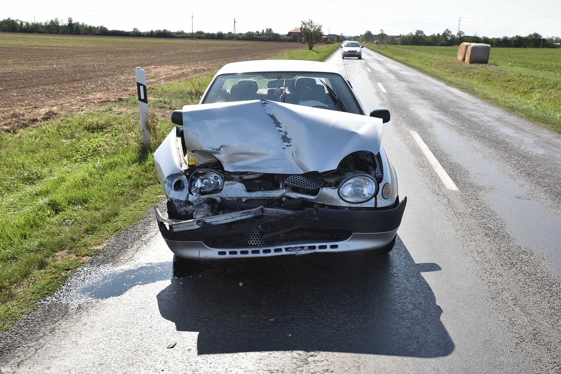 Félrehúzódott autóba csapódott bele a Toyota