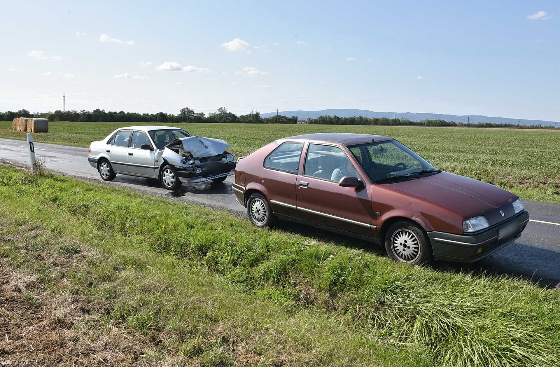 Félrehúzódott autóba csapódott bele a Toyota