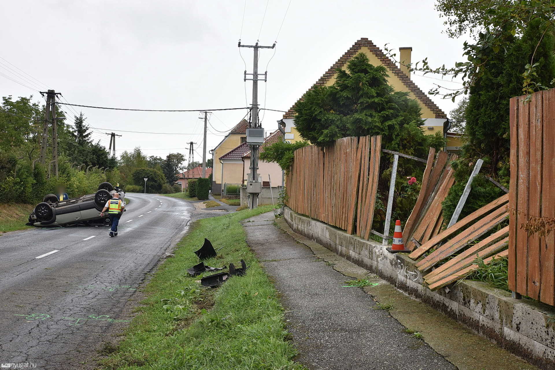 A sofőr és a macskája is megúszta a borulást Salköveskútnál