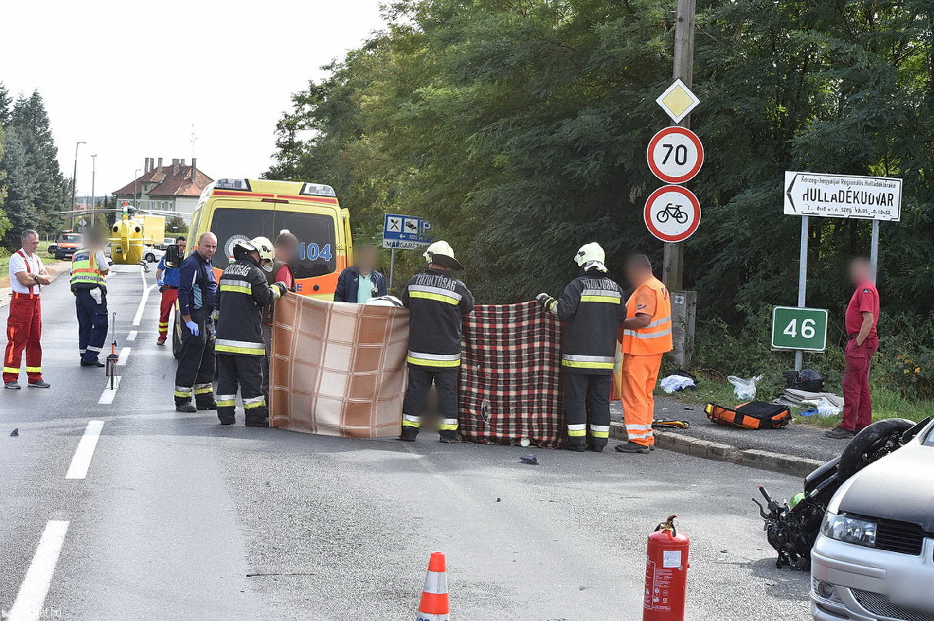 Mentőhelikopter vitte kórházba az autó oldalának ütköző motorost
