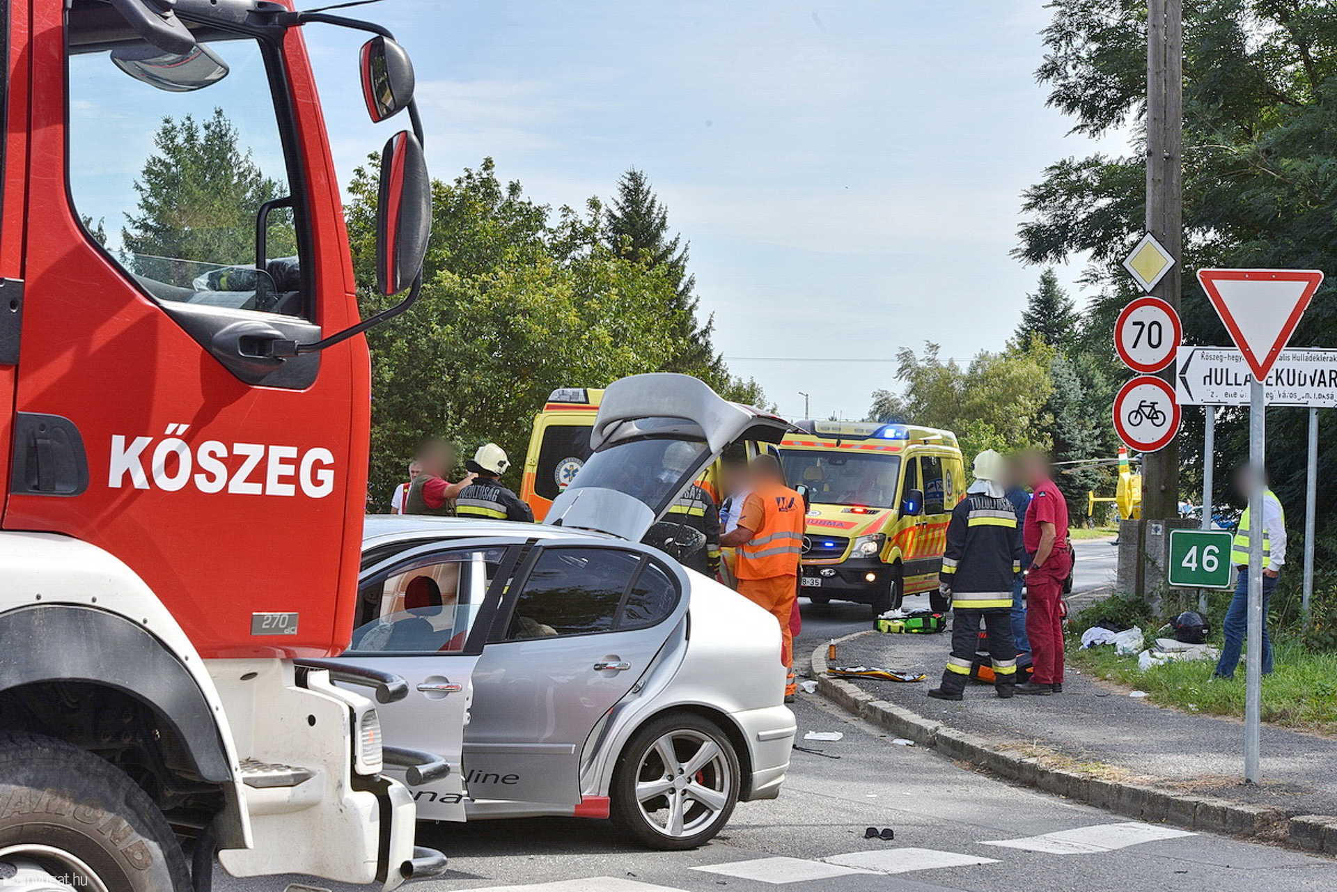 Mentőhelikopter vitte kórházba az autó oldalának ütköző motorost