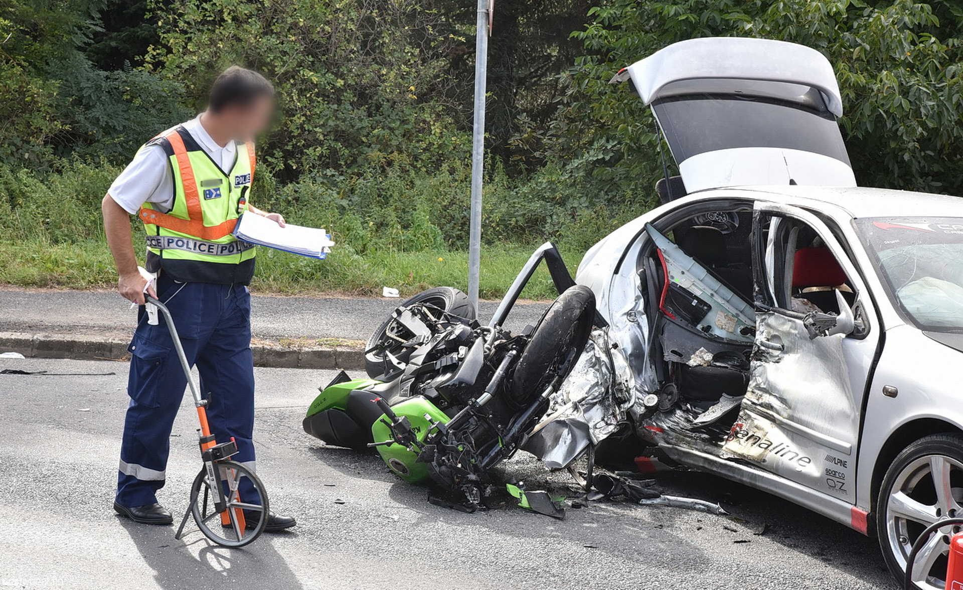 Mentőhelikopter vitte kórházba az autó oldalának ütköző motorost