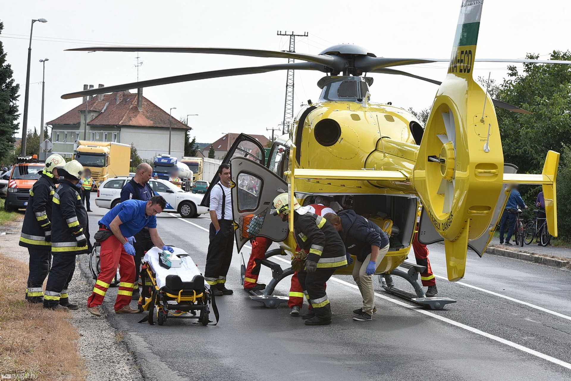 Mentőhelikopter vitte kórházba az autó oldalának ütköző motorost