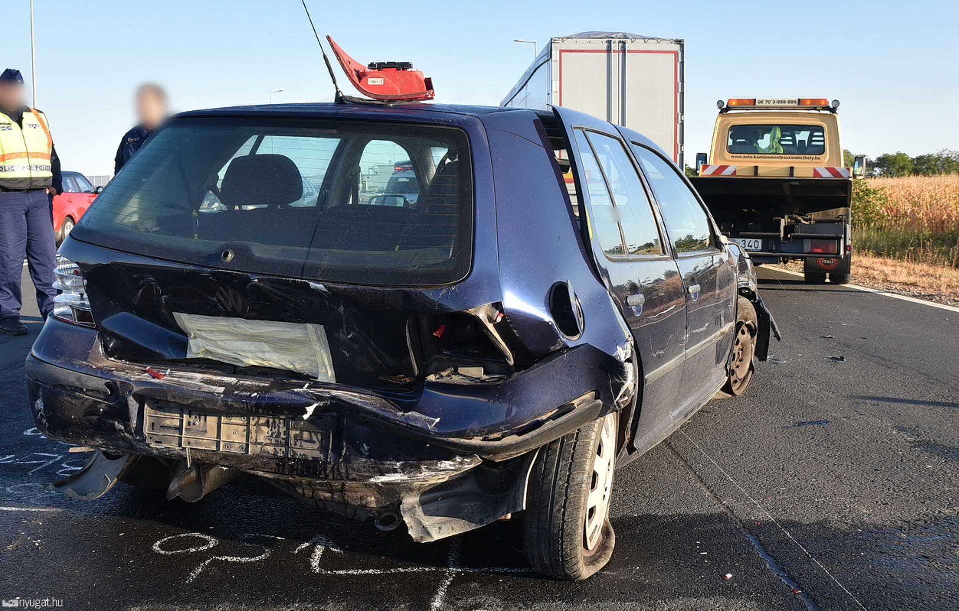 Négy jármű tört meg a figyelmetlen sofőr miatt a 86-oson