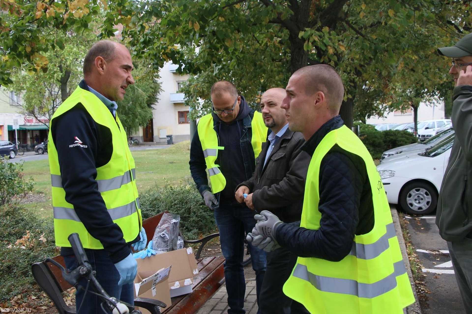 Most akkor ki szedje a papírt, és ki a cigicsikkeket? 