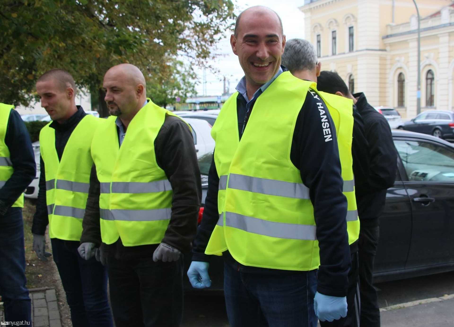 Illés Károly fideszes alpolgármester kezdi a tornasort, amit a Szuhai Viktor és Horváth Soma baloldali képviselők folytatnak 