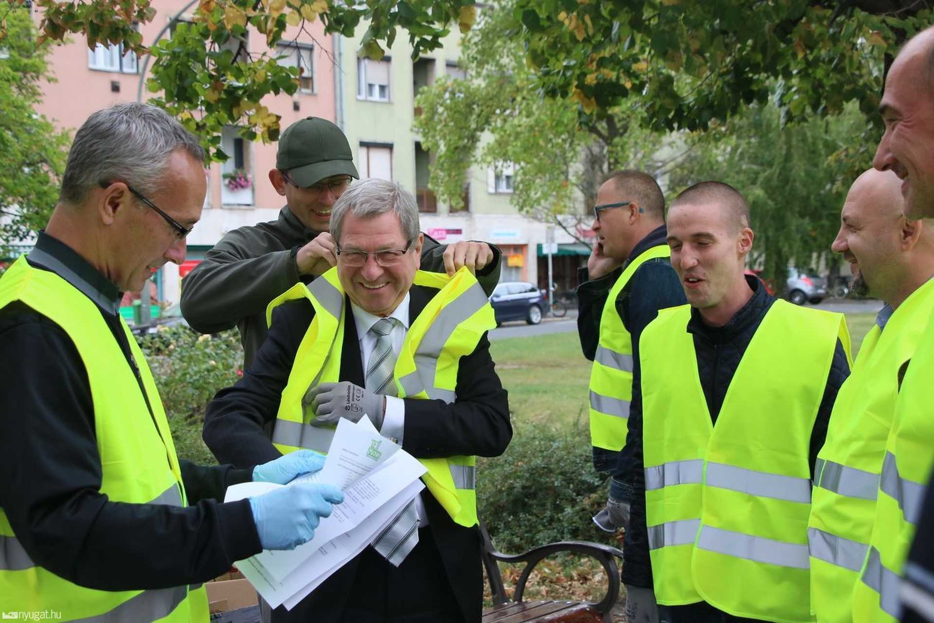 Míg Puskás Tivadar megkapja a mellényét, Lendvai Ferenc ismerteti a haditervet 
