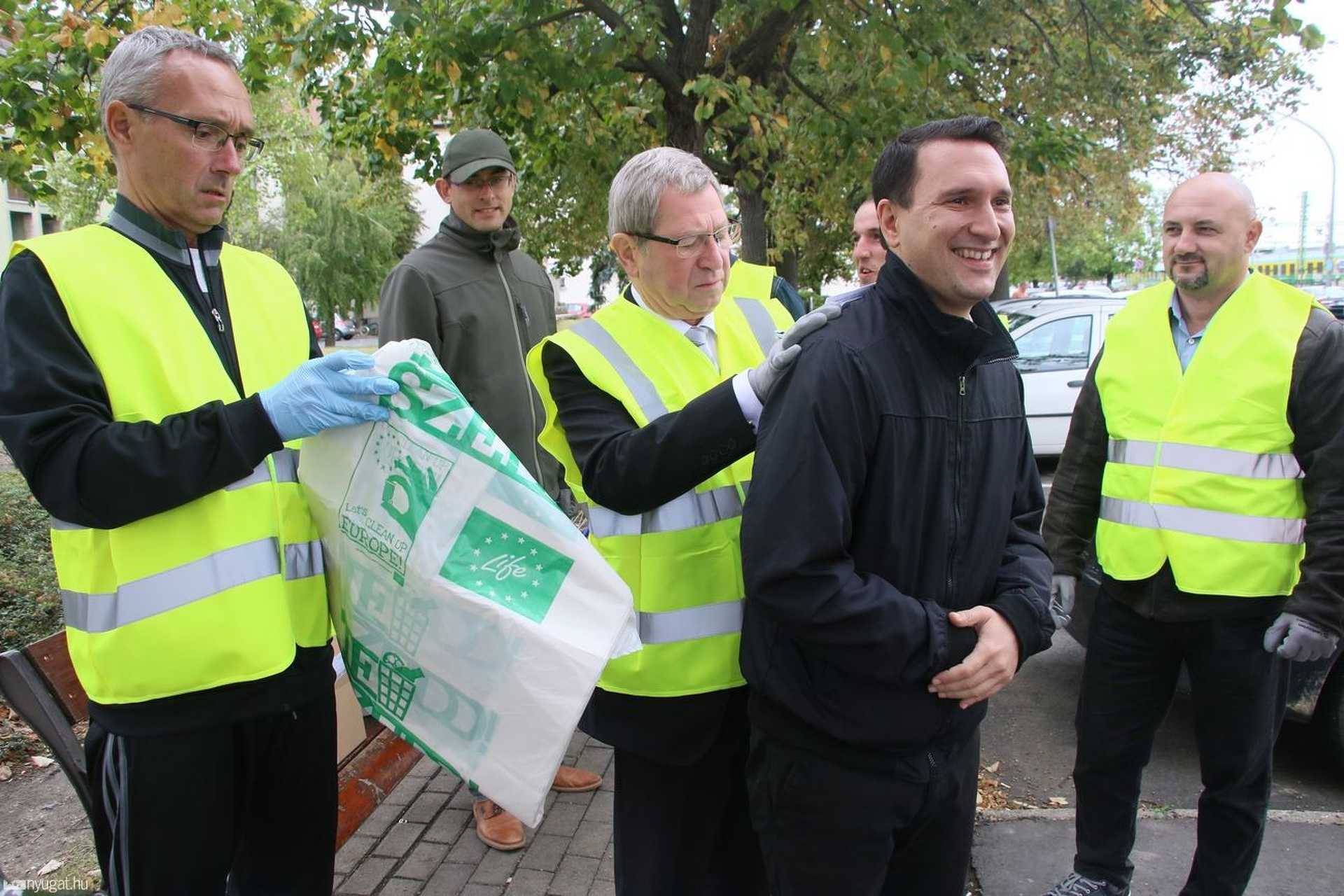 Ugyanolyan koncentrációt követel a kukászacskók szétszedése és a polgármesteri aláírás  