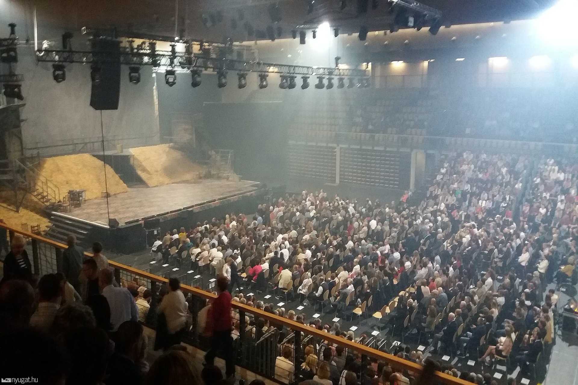 Szünetben, amúgy teltház volt az Arénában