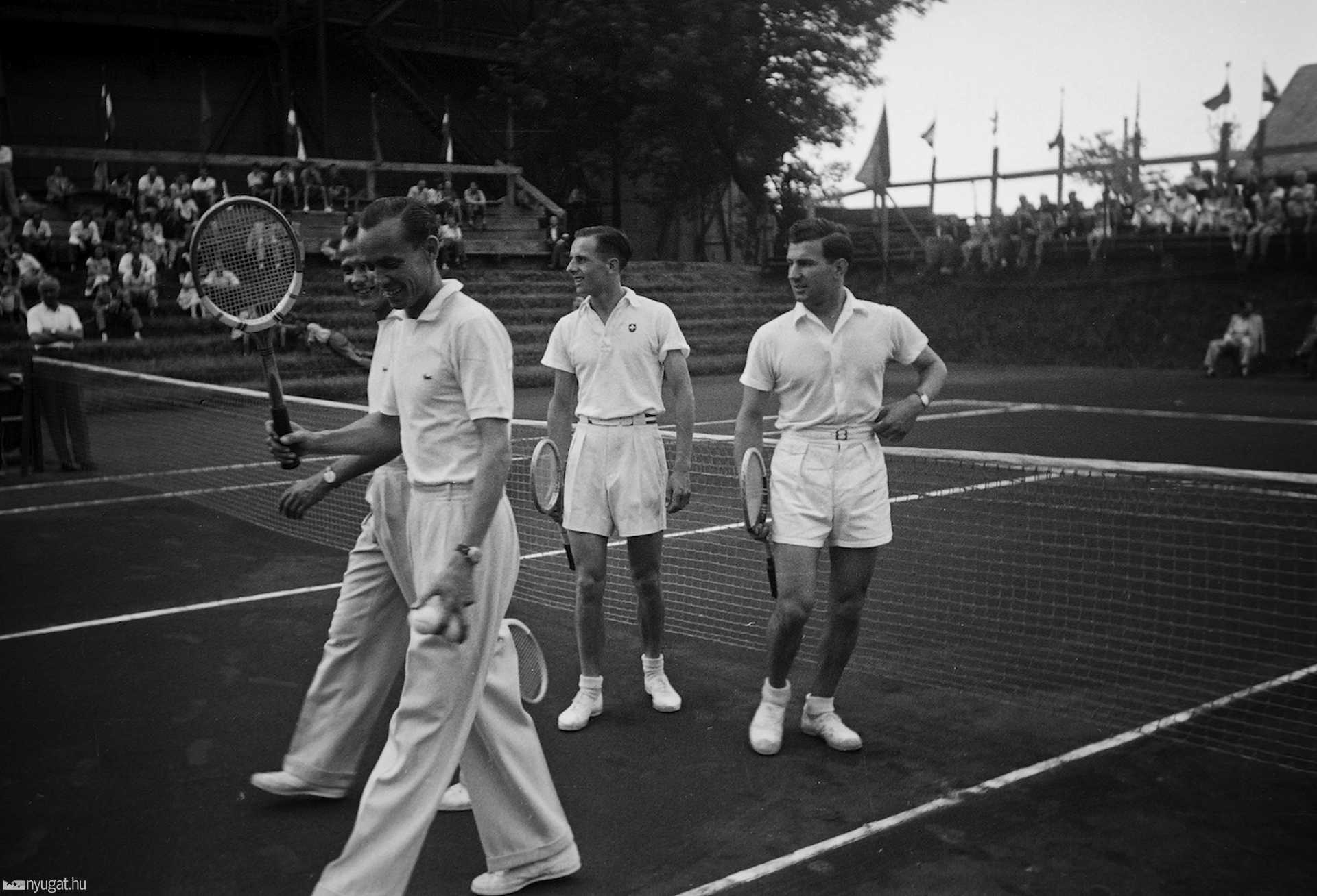 1949. június 11. Magyarország-Svájc Davis Kupa negyeddöntő, páros mérkőzés előtti pillanatok