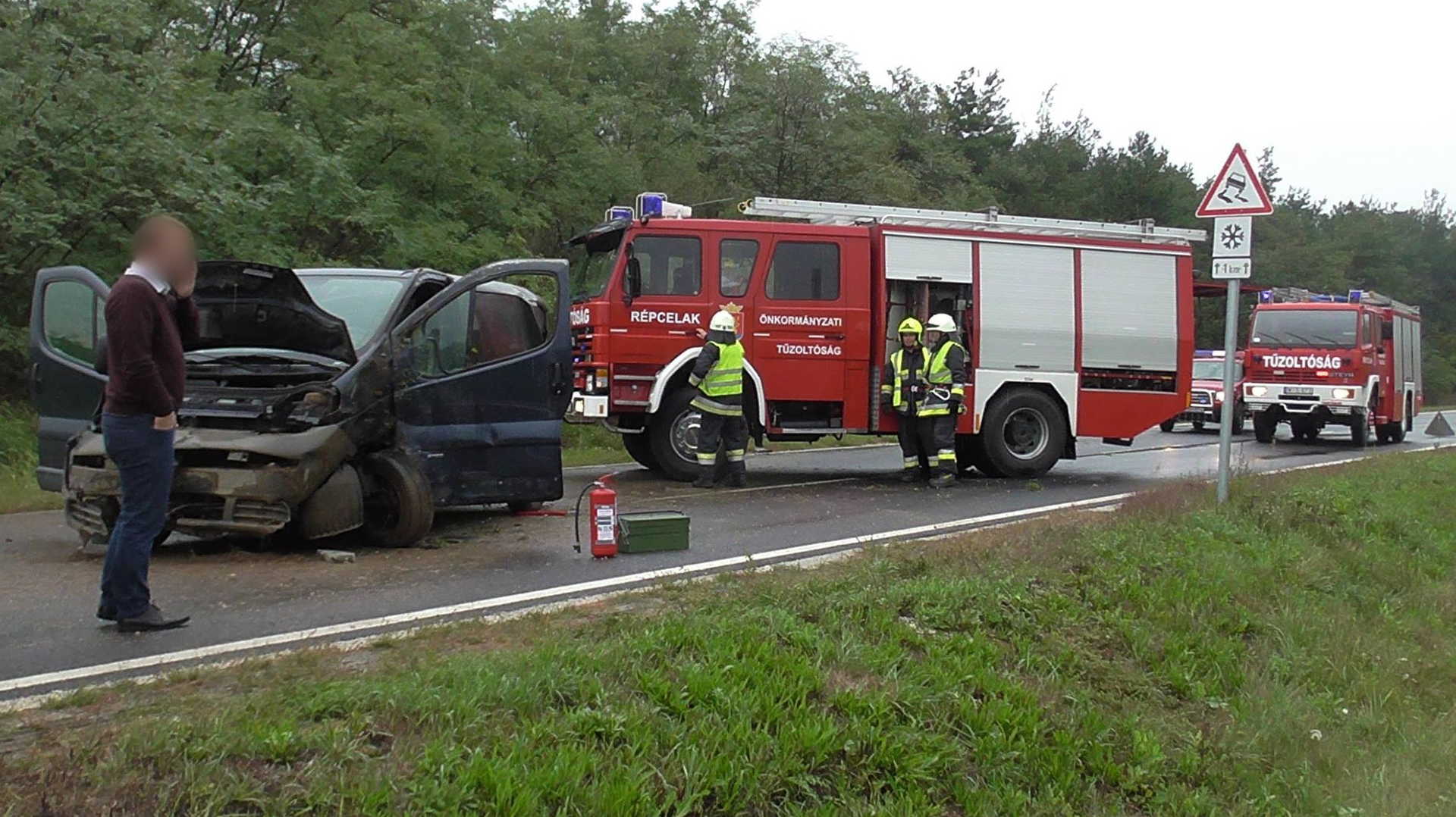 Árokba csapódott egy hatszemélyes kisbusz a 86-oson