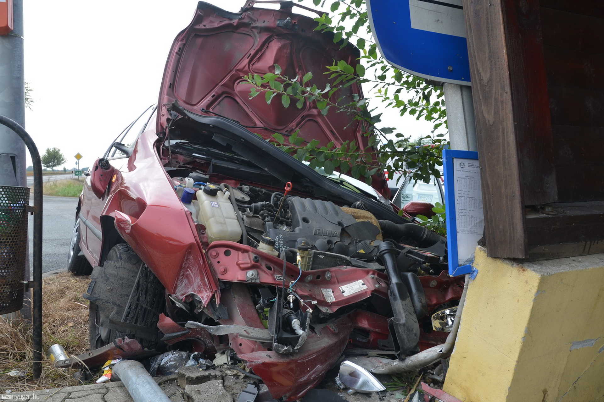Buszmegállóba hajtott egy Fiat az Abért-tónál