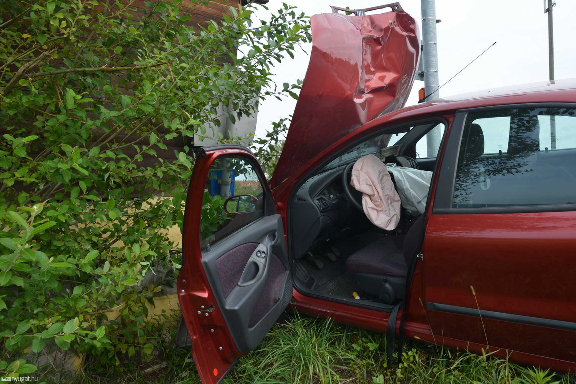Buszmegállóba hajtott egy Fiat az Abért-tónál