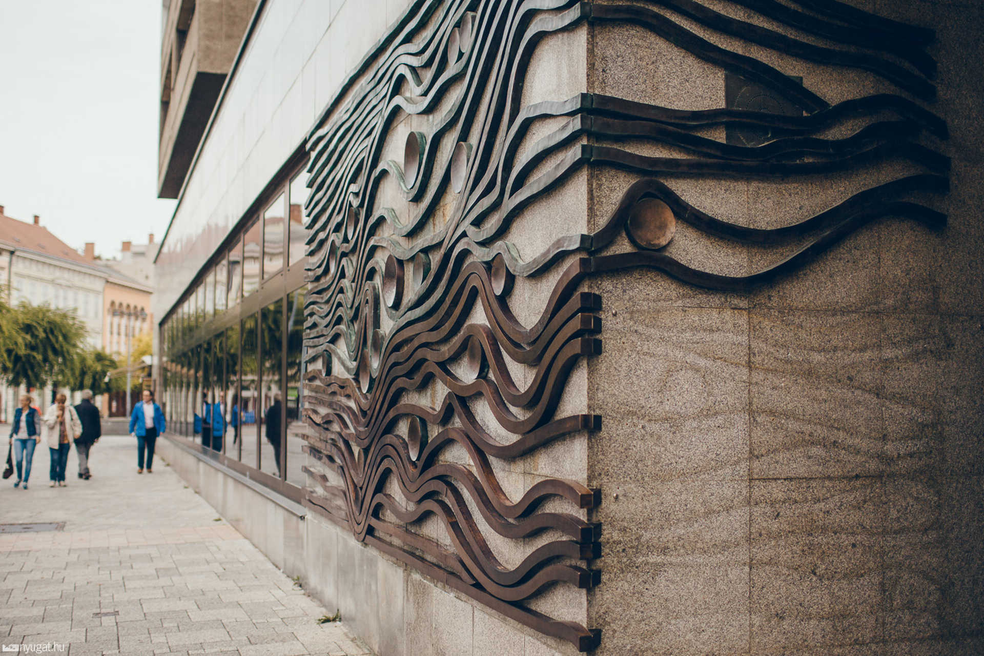 Visszakerült a megrongált dombormű a kormányablak oldalára