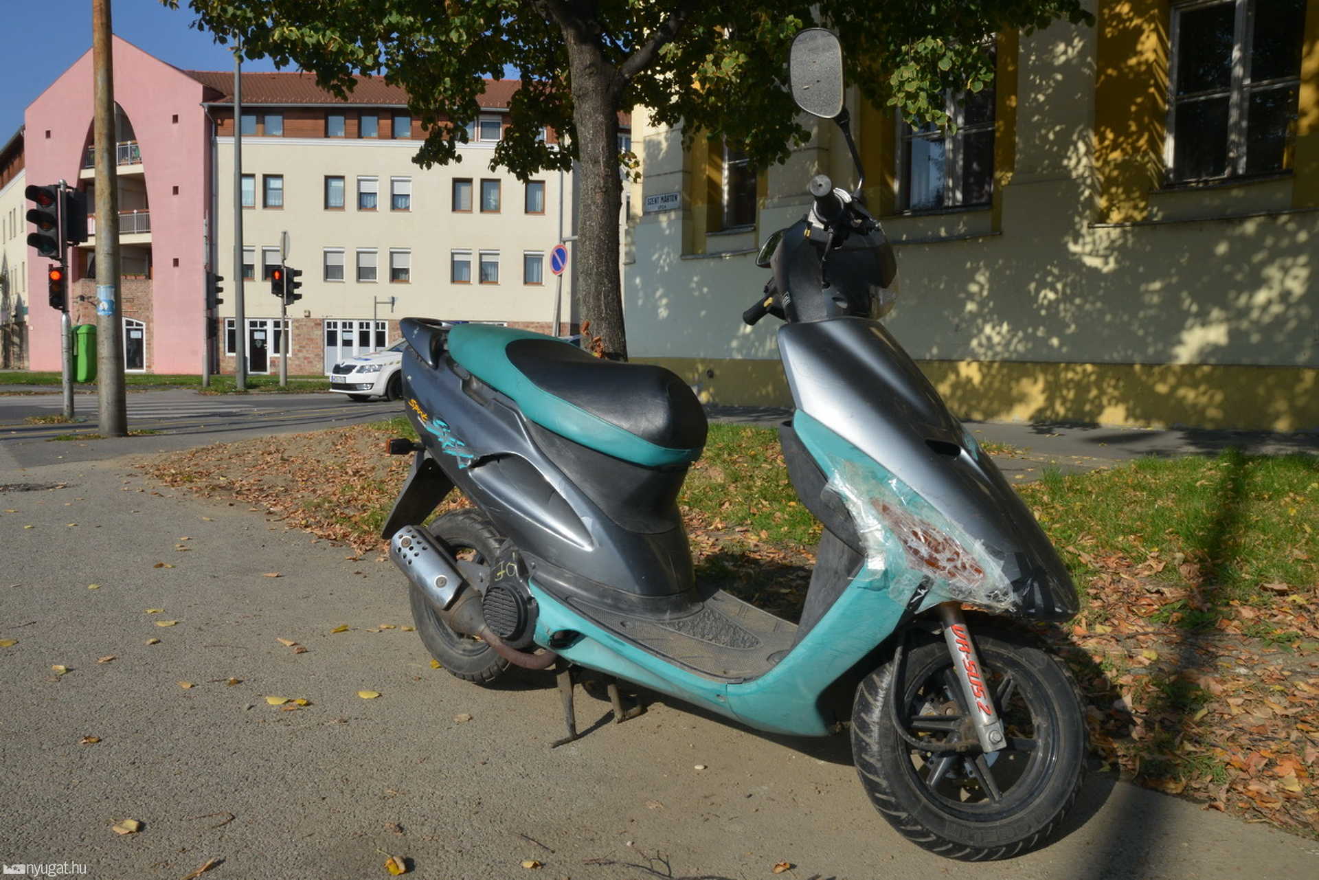 Eltiltás alatt vezetett segédmotort, de elcsúszott egy kanyarban