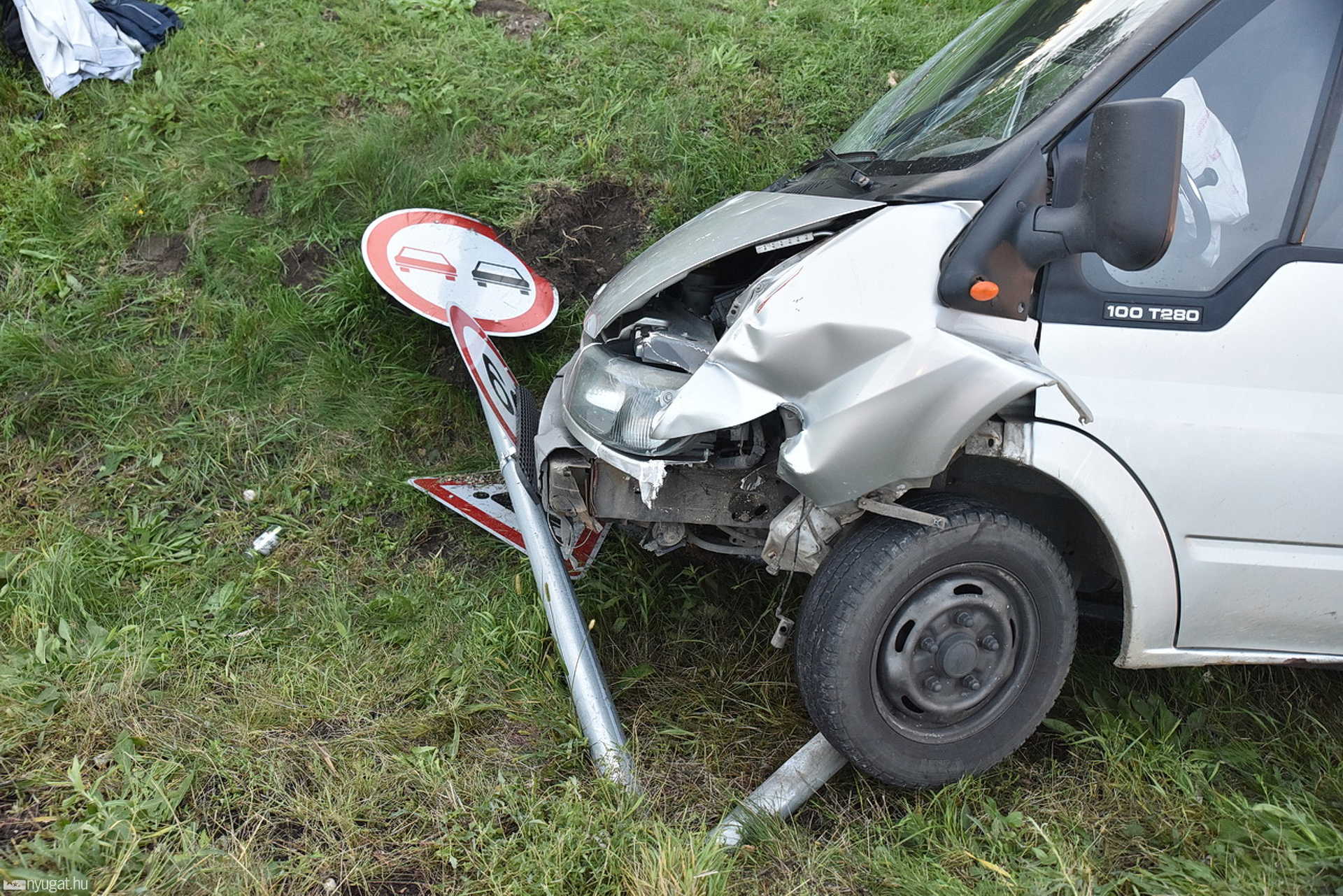 Táblákat döntött egy kisáruszállító a 86-oson
