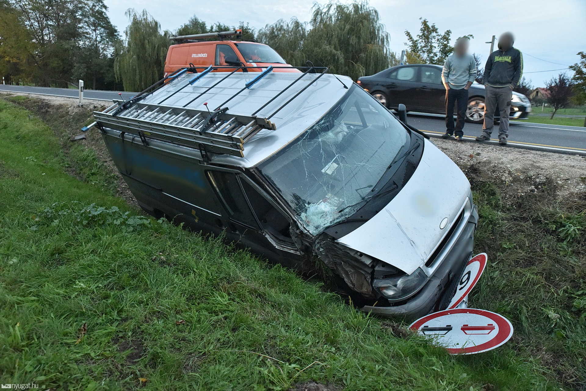 Táblákat döntött egy kisáruszállító a 86-oson
