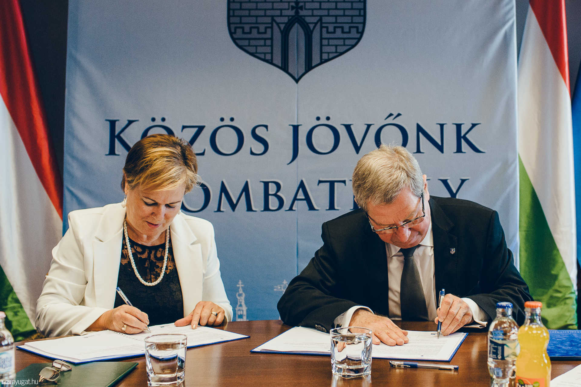 Szerződésaláírás a víztorony felújításáról