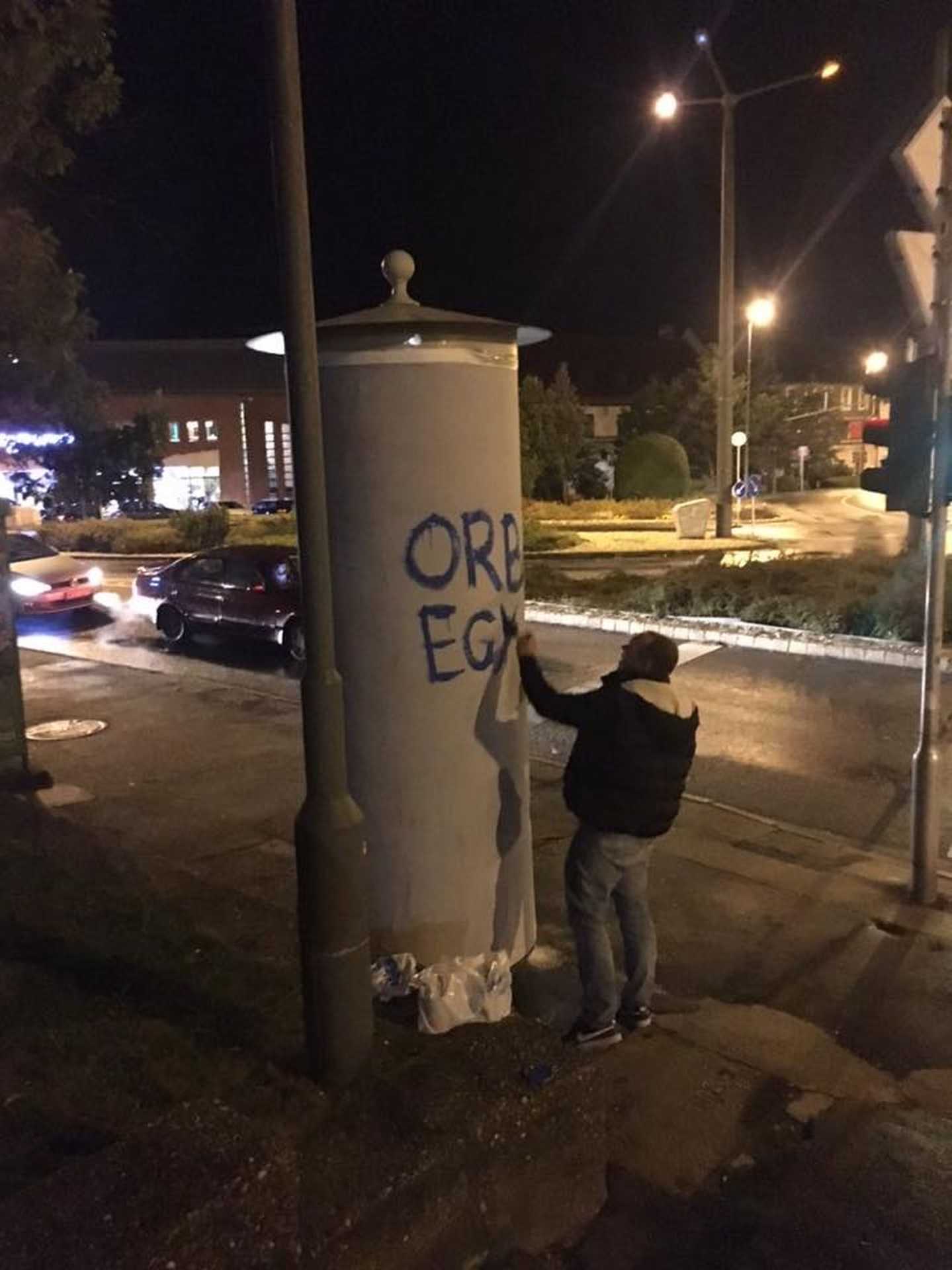 Simicska Ádám reklámoszlopokat festett át