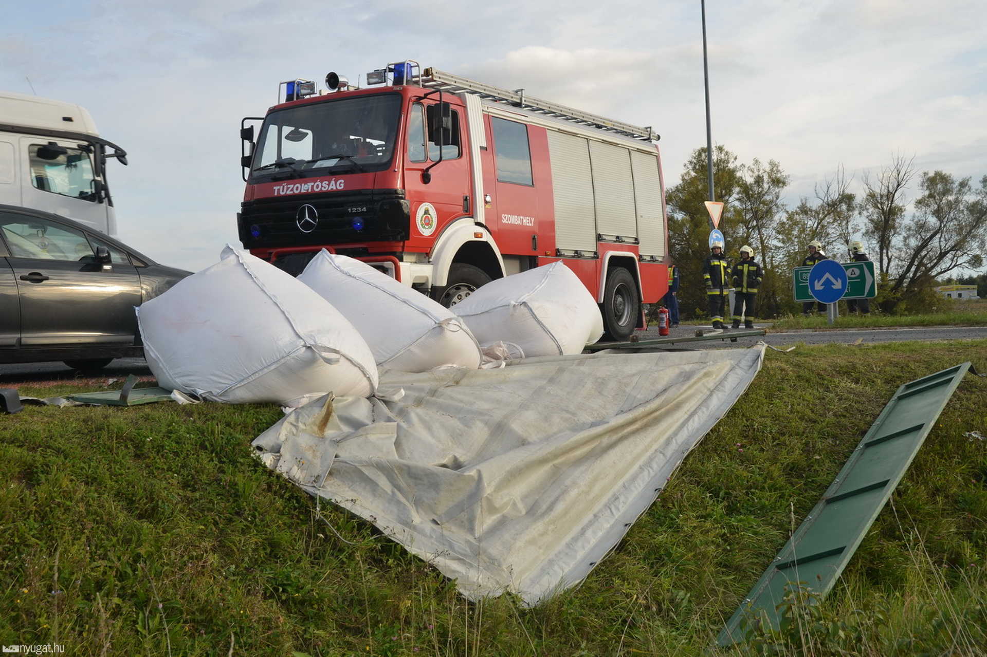 Felborult a pótkocsi, leborult a rakomány Szombathely határában