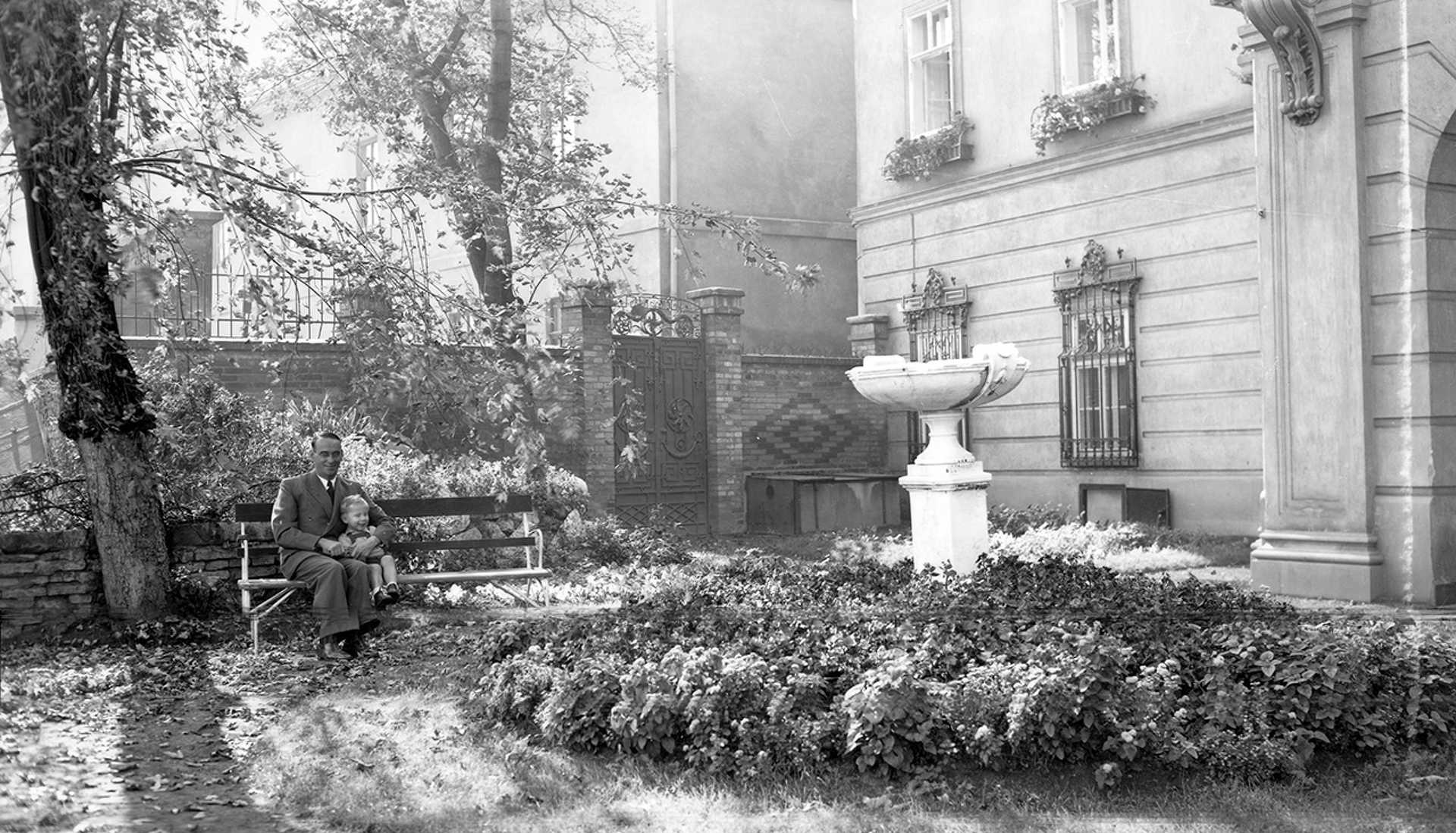 Táncsics Mihály utca 1., a korábbi brit követség kertje és Ibolya utcai kapuja. A padon Carl Lutz svájci diplomata (1943)