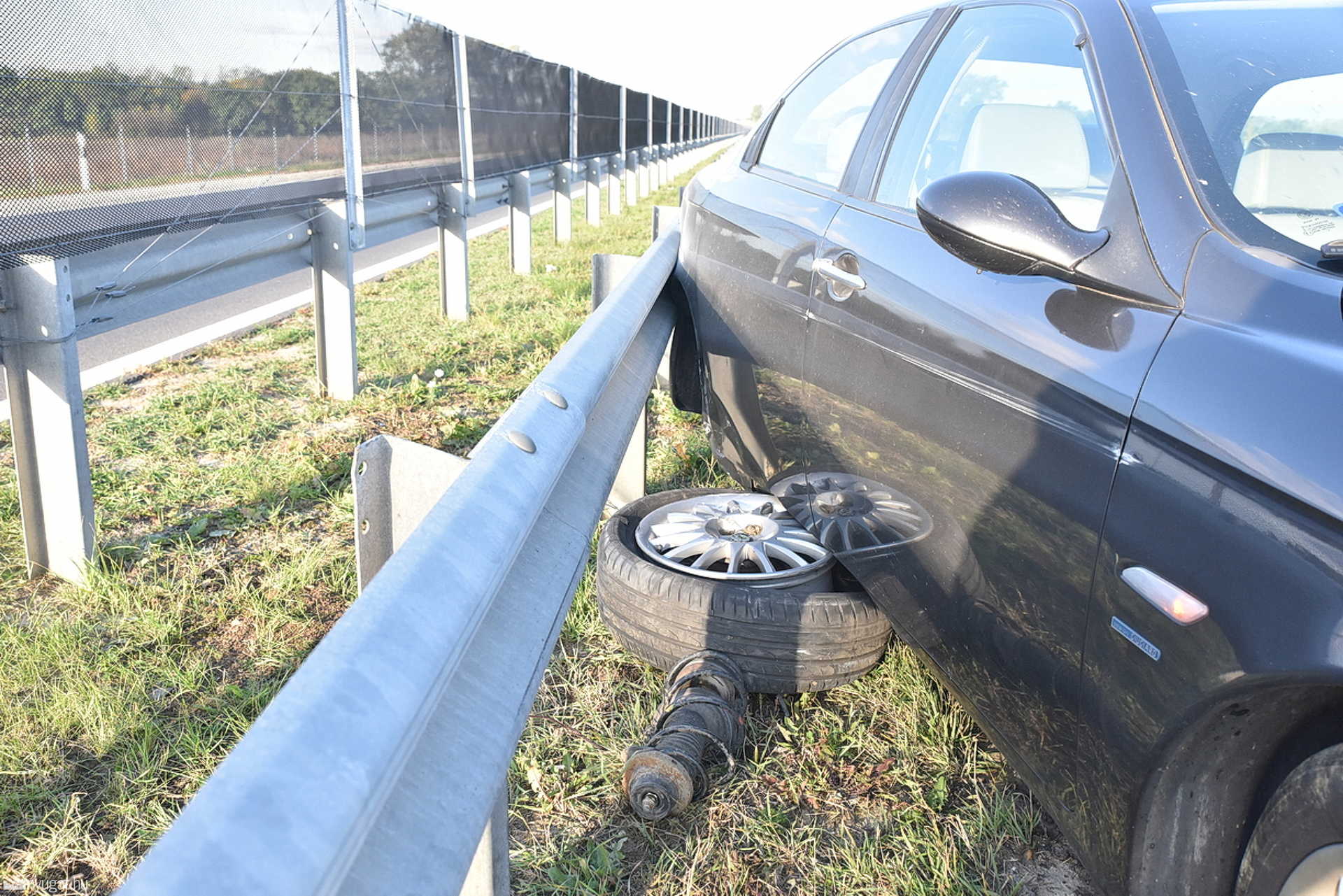 Alfa Romeo pördült meg és ütközött a szalagkorlátnak az M86-oson