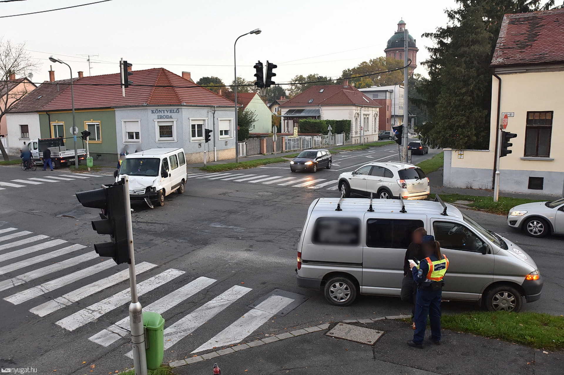Két kisbusz ütközött - Figyelmen kívül hagyta a Stop-táblát a sofőr