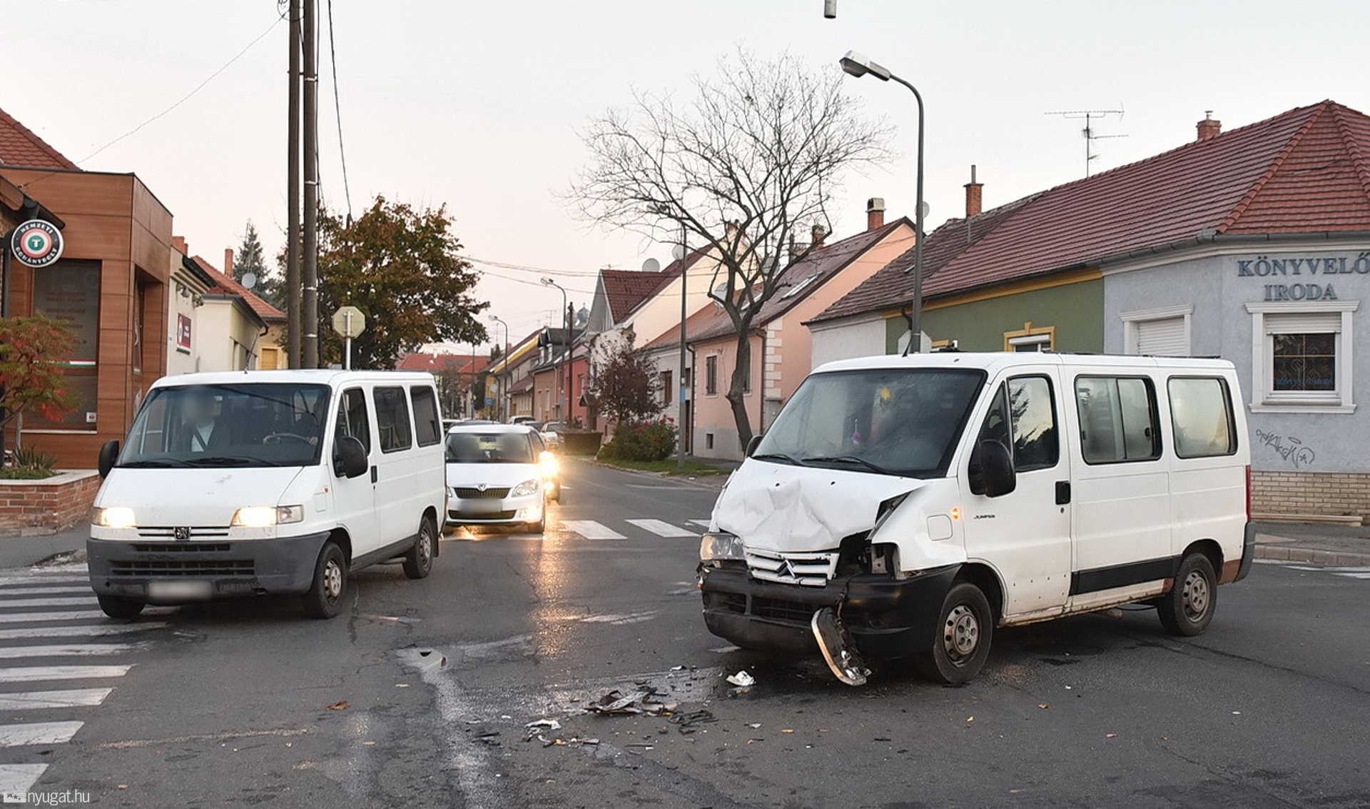 Két kisbusz ütközött - Figyelmen kívül hagyta a Stop-táblát a sofőr