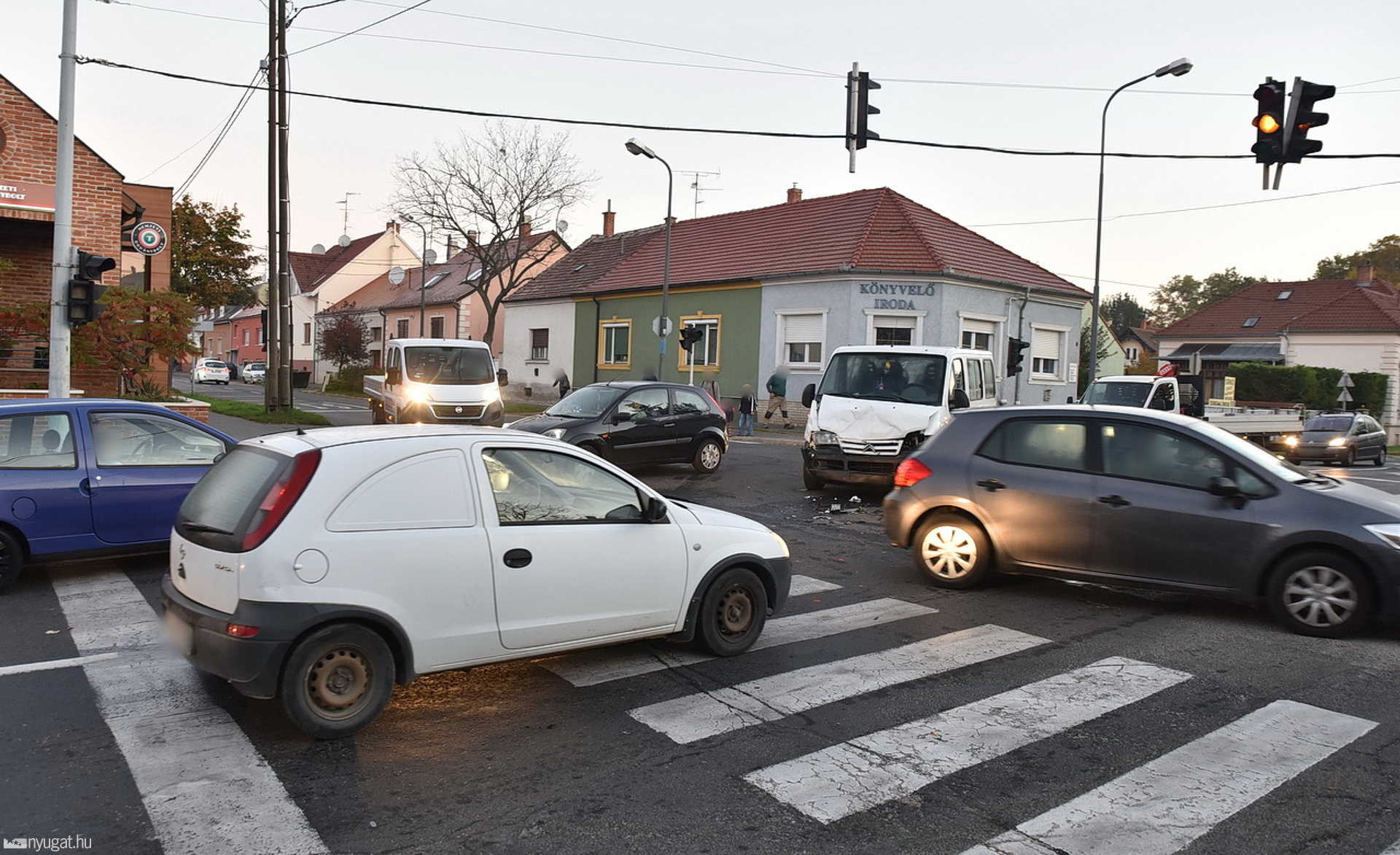 Két kisbusz ütközött - Figyelmen kívül hagyta a Stop-táblát a sofőr