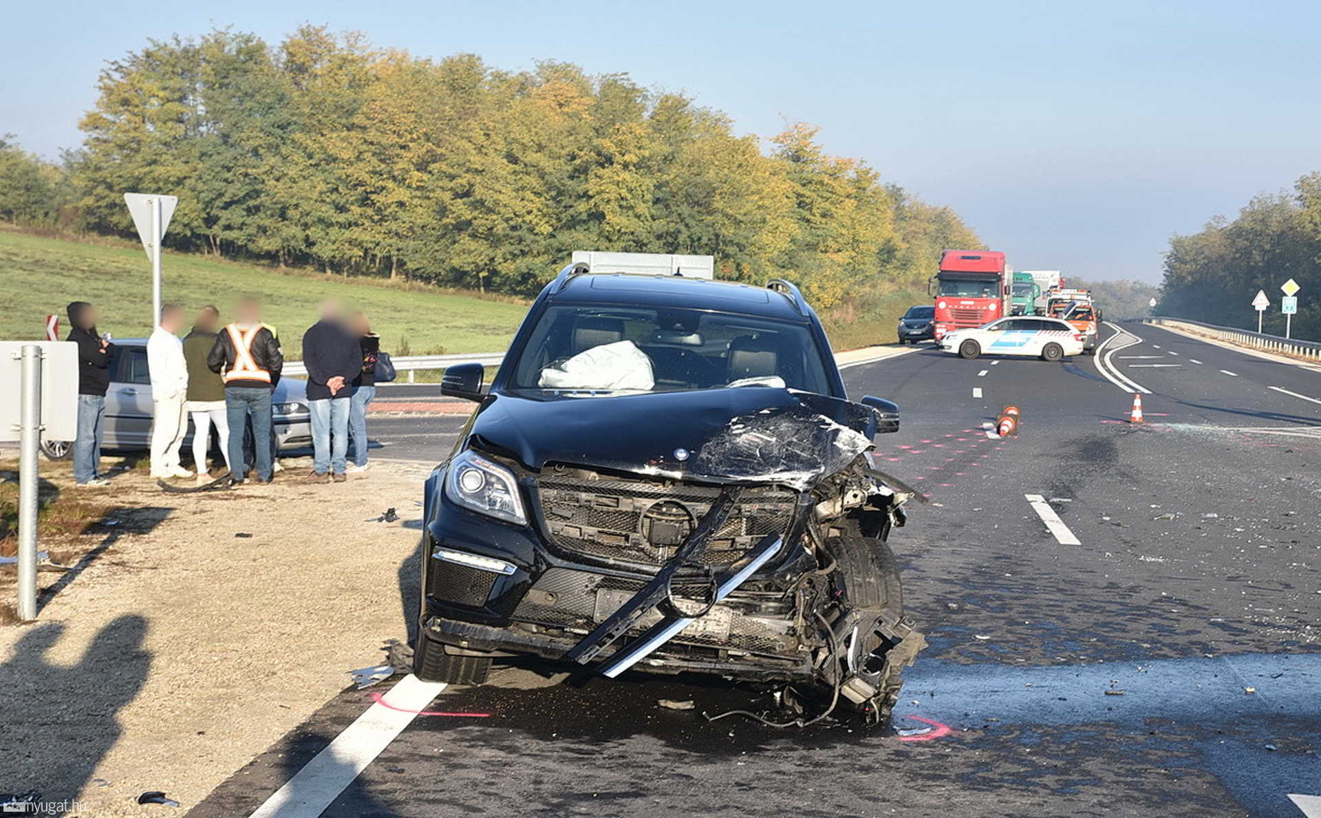Két kislány sérült meg súlyosan a 8-ason - Skoda hajtott Mercedes elé