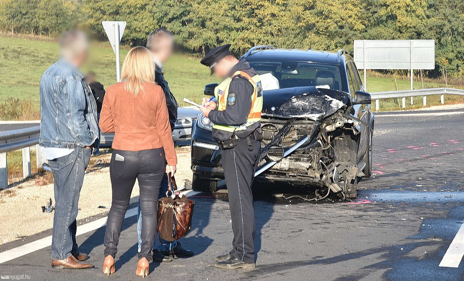 Két kislány sérült meg súlyosan a 8-ason - Skoda hajtott Mercedes elé
