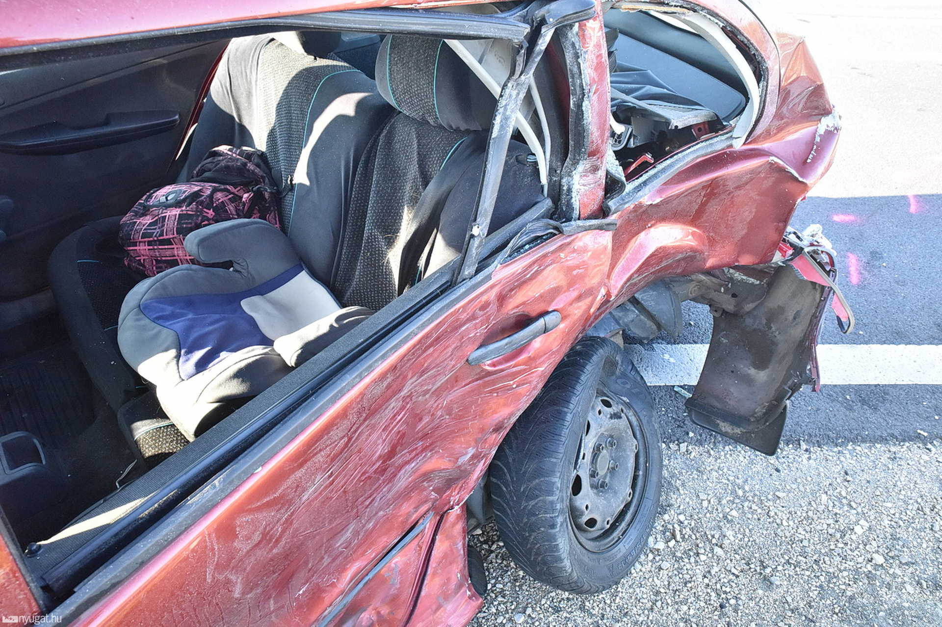 Két kislány sérült meg súlyosan a 8-ason - Skoda hajtott Mercedes elé