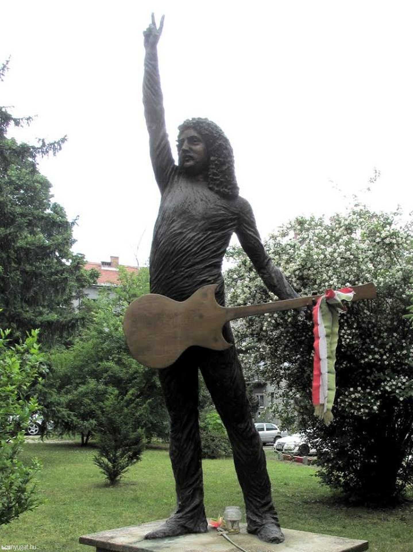 Radics Béla szobra Budaopesten, a Gyöngyösi utcában