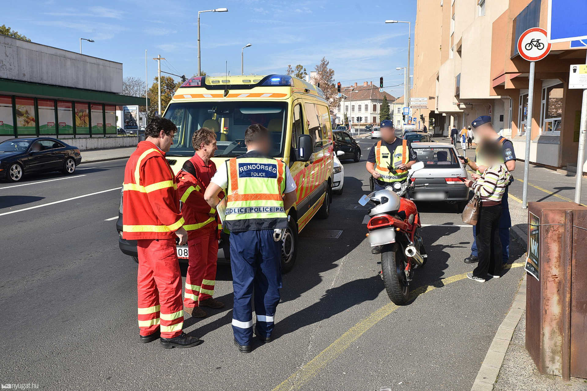 Álló kocsikat került jobbról, kanyarodó Volvóval ütközött egy motor