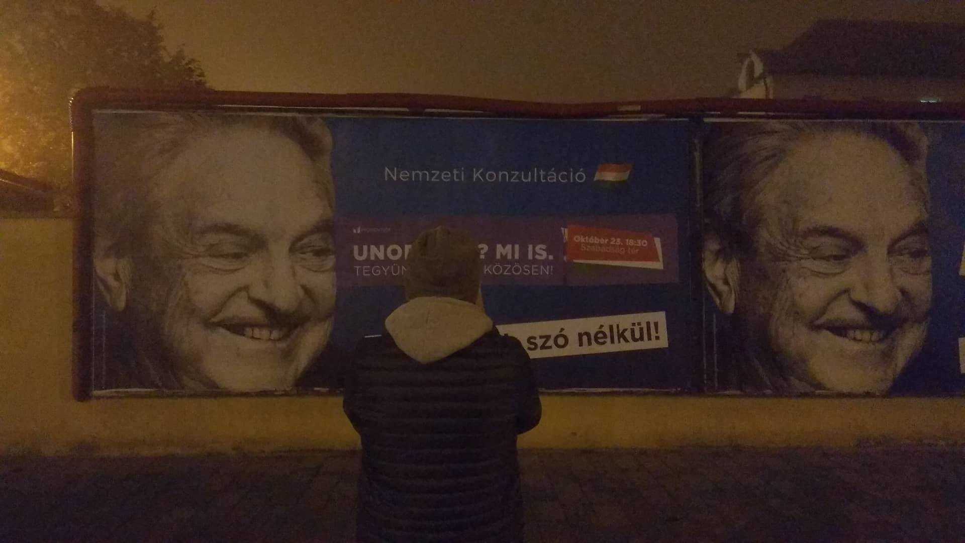 Momentumos plakátragasztás