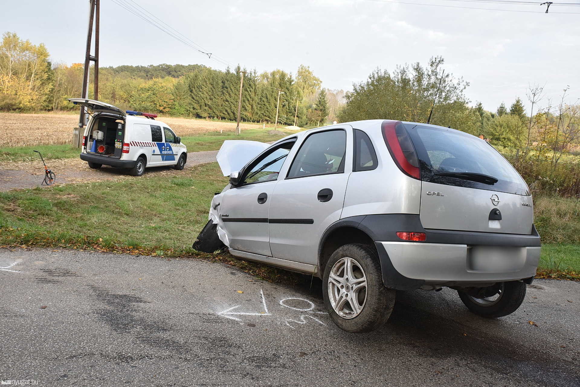 Kastélykerítést bontott egy Opel Zsennyén