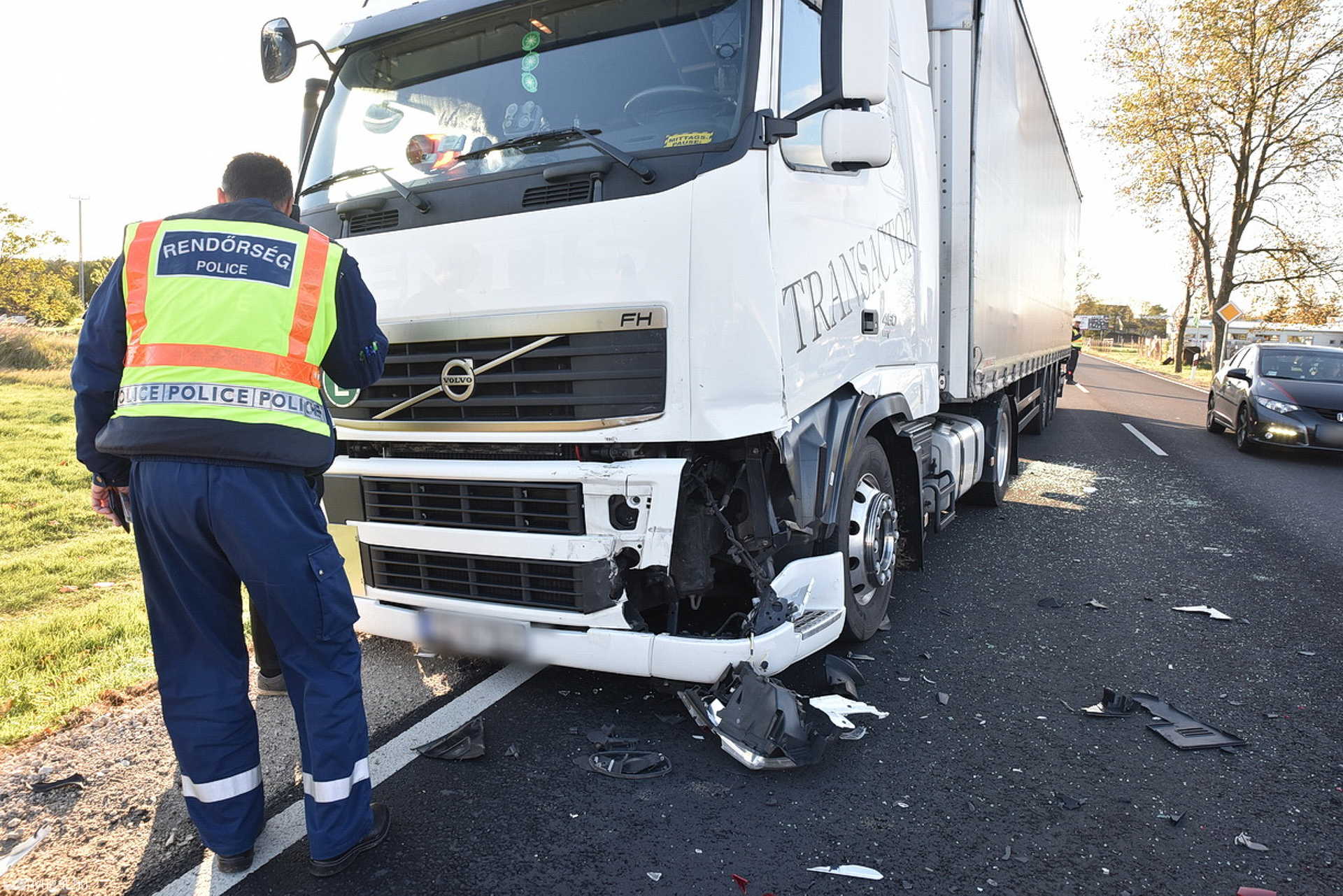 Elbambult a horvát sofőr, Renault hátuljába csúszott a kamion a 87-esen
