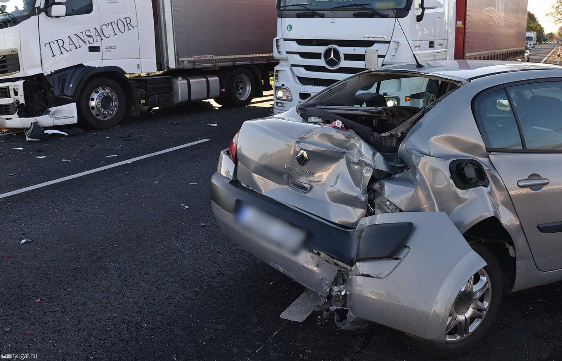 Elbambult a horvát sofőr, Renault hátuljába csúszott a kamion a 87-esen