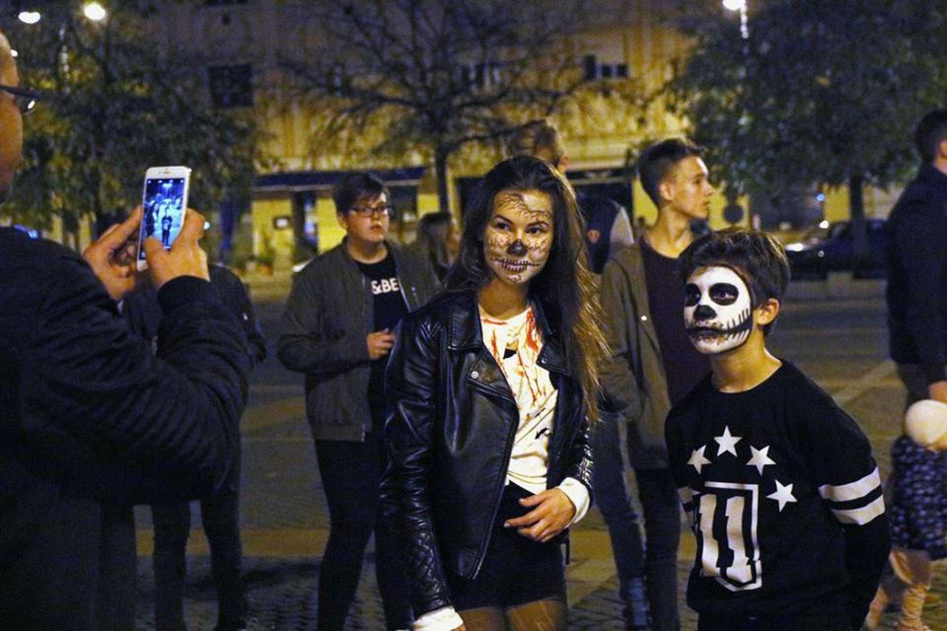 Szombathelyi diákok halloweeni villámműsora a Fő téren