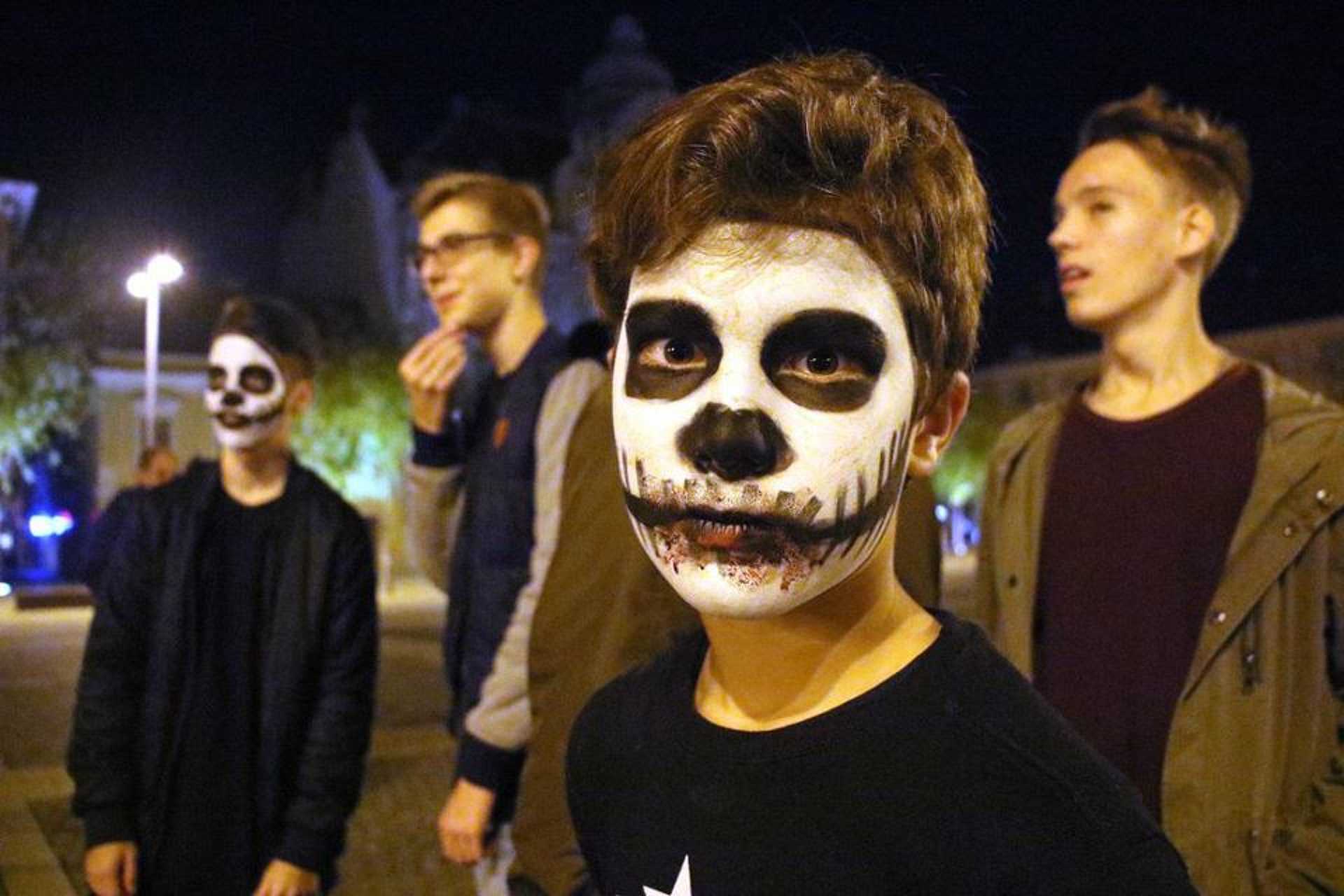 Szombathelyi diákok halloweeni villámműsora a Fő téren